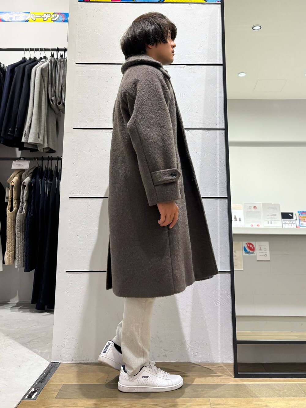 「冬コーデ、冬アウター、アウター、バルマカーンコート、コート、オーバーサイズ、スウェット、イージーパンツ、カジュアル、カジュアルコーデ、オトナカジュアル、大人カジュアル、大人コーデ、休日スタイル、abahouse」｜「ABAHOUSE GRAYの【ふわふわ・もちもち】裏シャギー モックネック プルオーバー（スウェット、ブルー系）」を使った、kentaさん（メンズ・165cm）の冬コーディネートの3枚目の写真