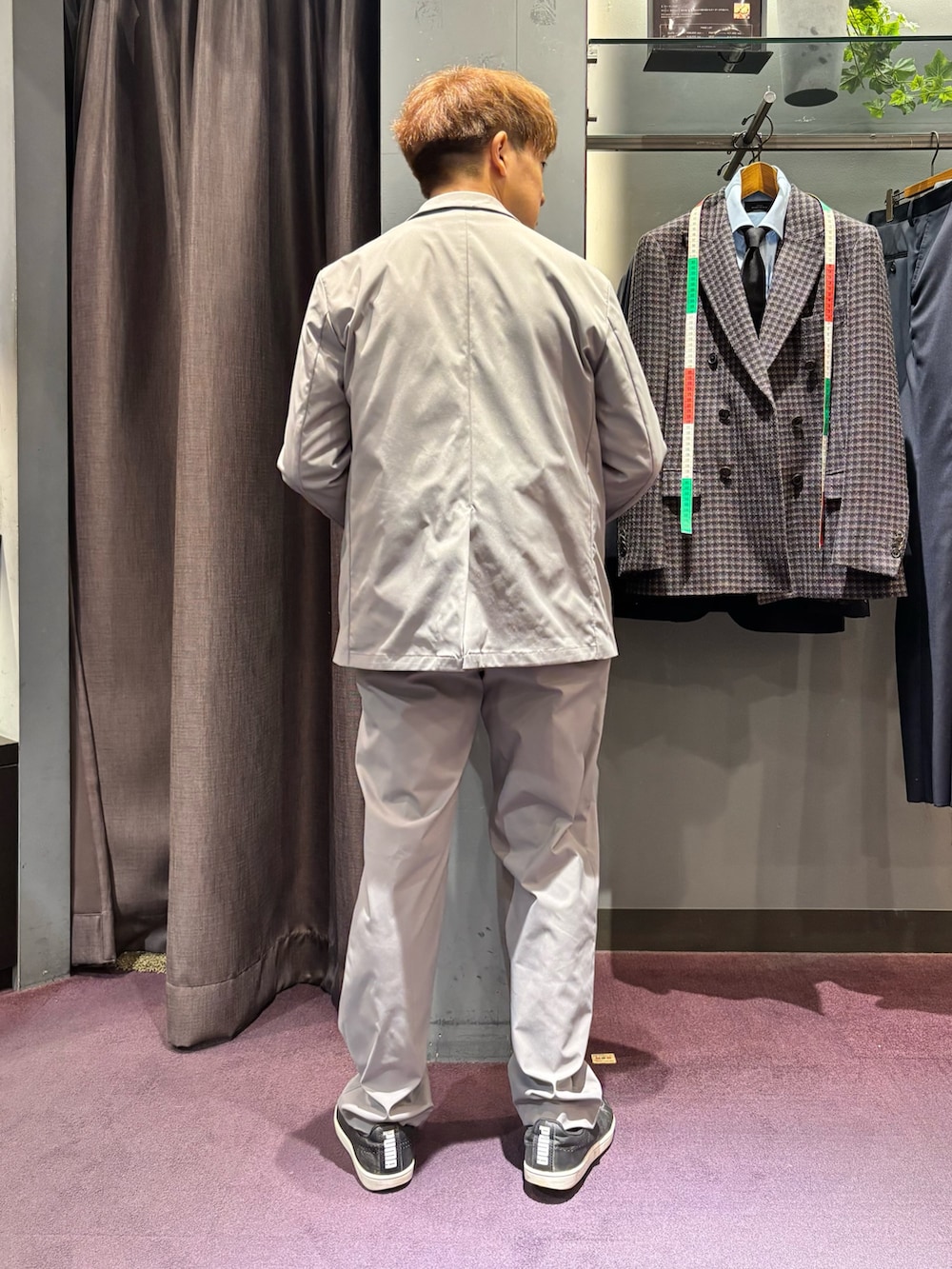 グレー系のセットアップ、ホワイト系のTシャツ/カットソー、グレー系のその他パンツを着用したメンズの秋コーディネートの2枚目の写真