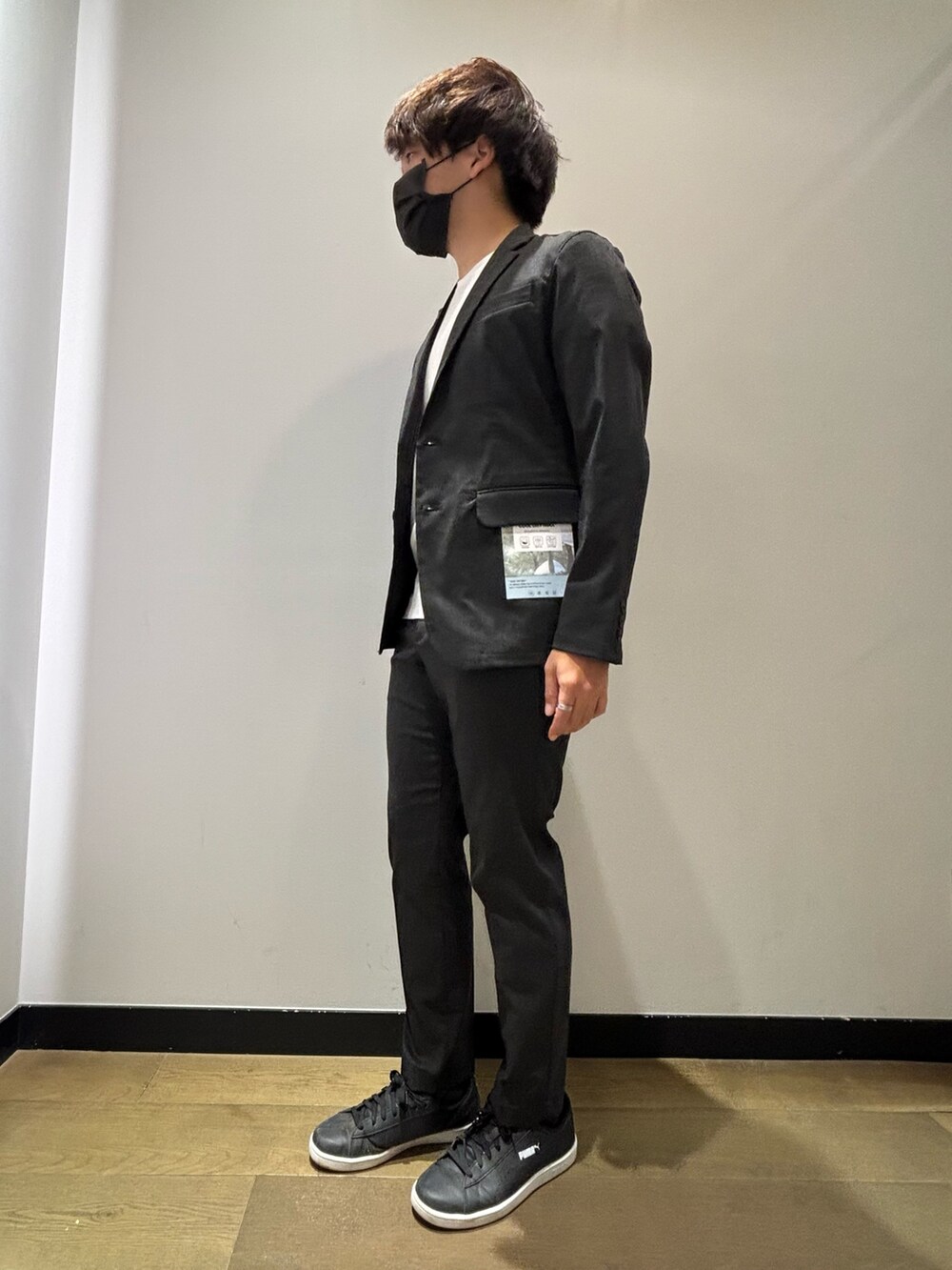 「夏、夏コーデ、セットアップ、ジャケット、Tシャツ、イージーパンツ、スラックス、オフィスカジュアル、ビジネススタイル、キレイめ、きれいめカジュアル、オトナカジュアル、大人カジュアル、大人コーデ、abahouse」｜「ABAHOUSE GRAYの【セットアップ対応】COOL DRYMAX ジャケット（テーラードジャケット、ブラック系）」を使った、kentaさん（メンズ・165cm）の春コーディネートの3枚目の写真