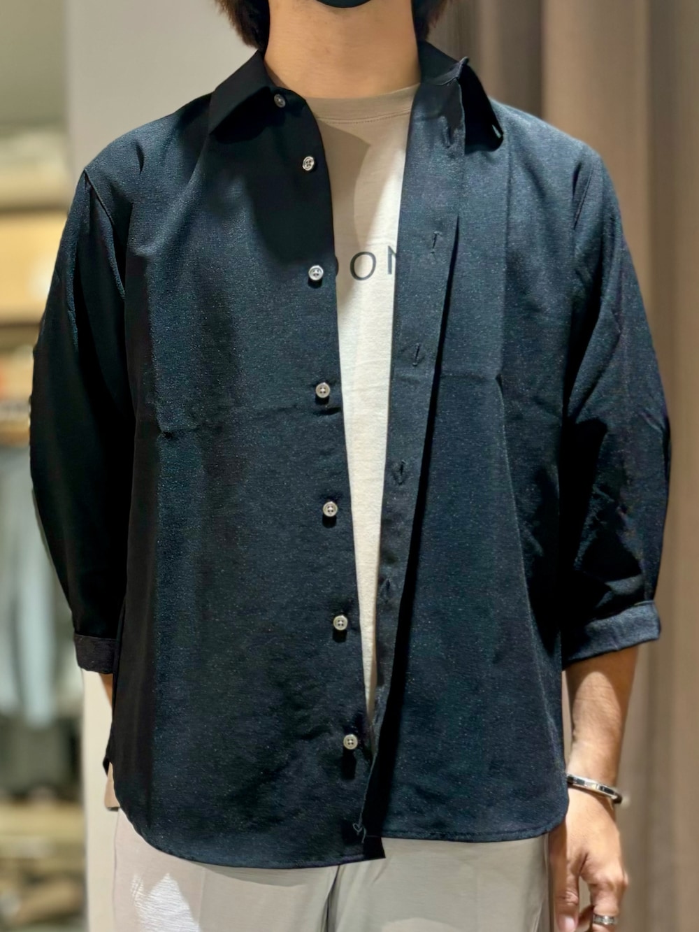 「夏、夏コーデ、カジュアル、カジュアルコーデ、オトナカジュアル、大人カジュアル、大人コーデ、シンプルコーデ、シンプル、休日スタイル、休日コーデ、シャツスタイル、シャツ、イージーパンツ、abahouse」｜「ABAHOUSE GRAYの【ADONE】ベアポンチ ロゴ 半袖Tシャツ（Tシャツ/カットソー、ブラウン系）」を使った、kentaさん（メンズ・165cm）の夏コーディネートの4枚目の写真