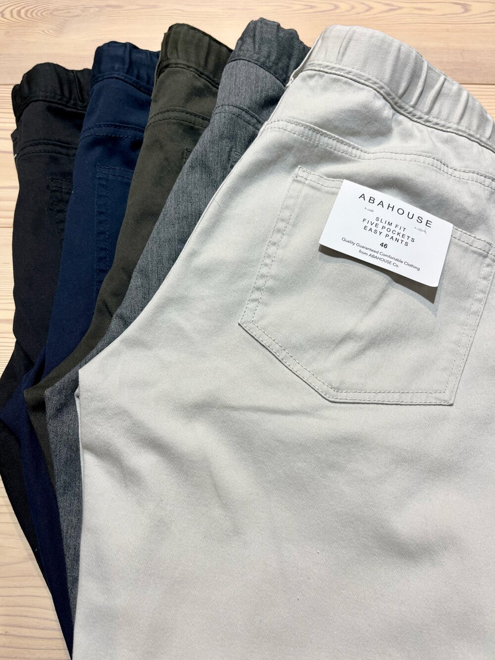 「春、春コーデ、春アウター、シンプルコーデ、シンプル、大人カジュアル、低身長、ライダース、ブラック、Tシャツ、ホワイト、イージーパンツ、カーキ、ダークグリーン、abahouse」｜「ABAHOUSE GRAYのネオレザー セミダブル ライダース ジャケット（ライダースジャケット、ブラック系）」を使った、kentaさん（メンズ・165cm）の冬コーディネートの2枚目の写真