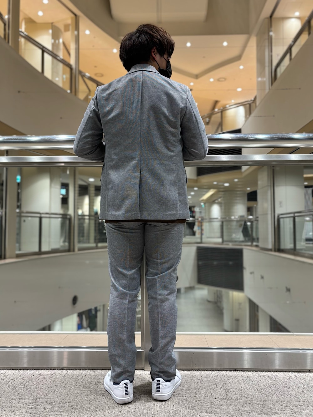 「セットアップ、セットアップスタイル、ジャケット、スラックス、オフィスカジュアル、ビジネススタイル、ビジネスカジュアル、きれいめカジュアル、キレイめ、カジュアル、カジュアルコーデ、オトナカジュアル、大人カジュアル、大人コーデ、abahouse」｜「ABAHOUSEの【セットアップ対応】TOP調 カラミ メッシュ ナチュラルストレッチ ジャケット / サマージャケット（テーラードジャケット、グレー系）」を使った、kentaさん（メンズ・165cm）の春コーディネートの3枚目の写真