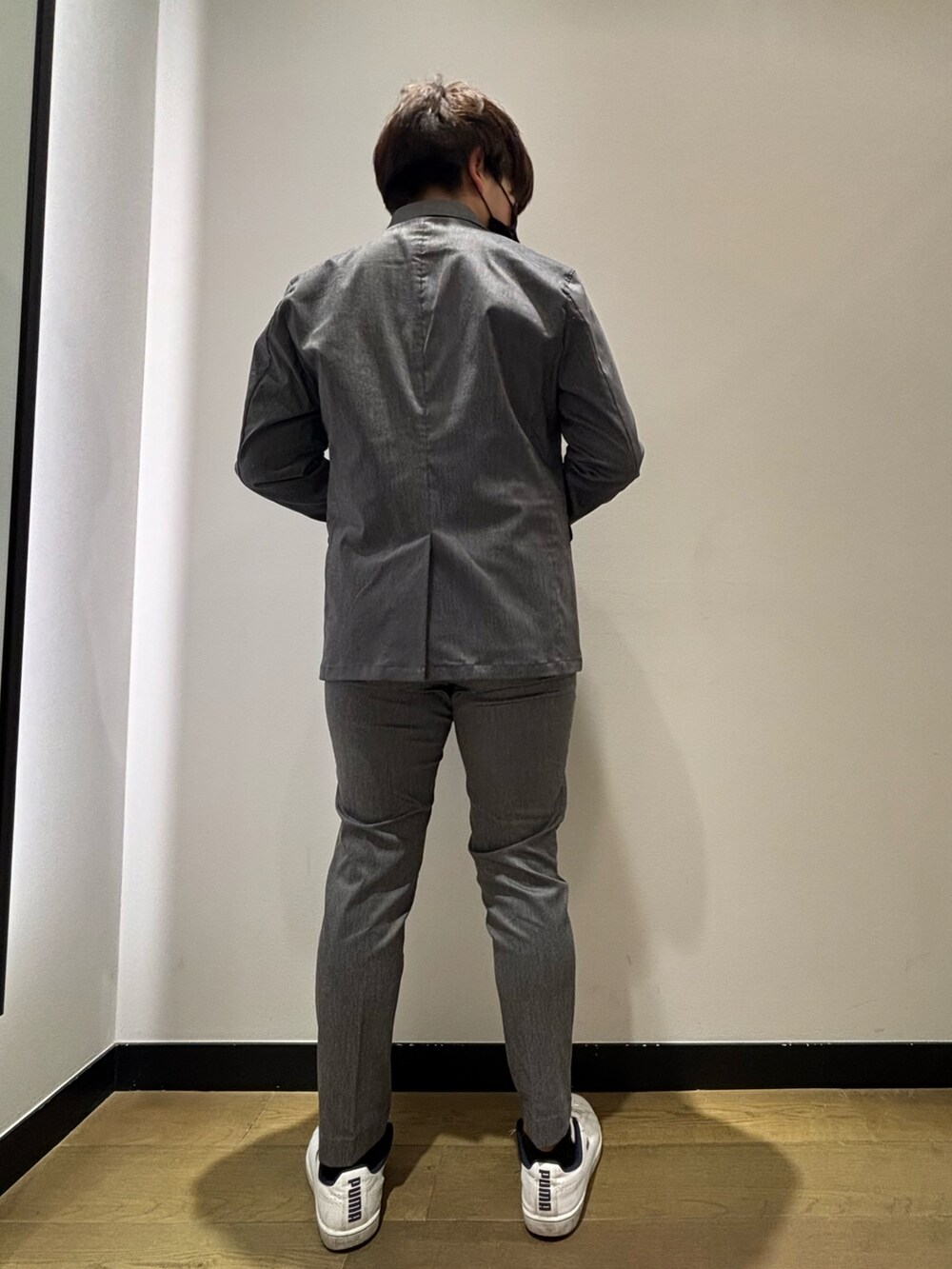 「春コーデ、セットアップ、ジャケット、Tシャツ、イージーパンツ、スラックス、きれいめカジュアル、キレイめ、オフィスカジュアル、カジュアル、カジュアルコーデ、オトナカジュアル、大人カジュアル、シンプルコーデ、abahouse」｜「ABAHOUSE GRAYの【セットアップ対応】COOL DRYMAX ジャケット（テーラードジャケット、グレー系）」を使った、kentaさん（メンズ・165cm）の春コーディネートの2枚目の写真