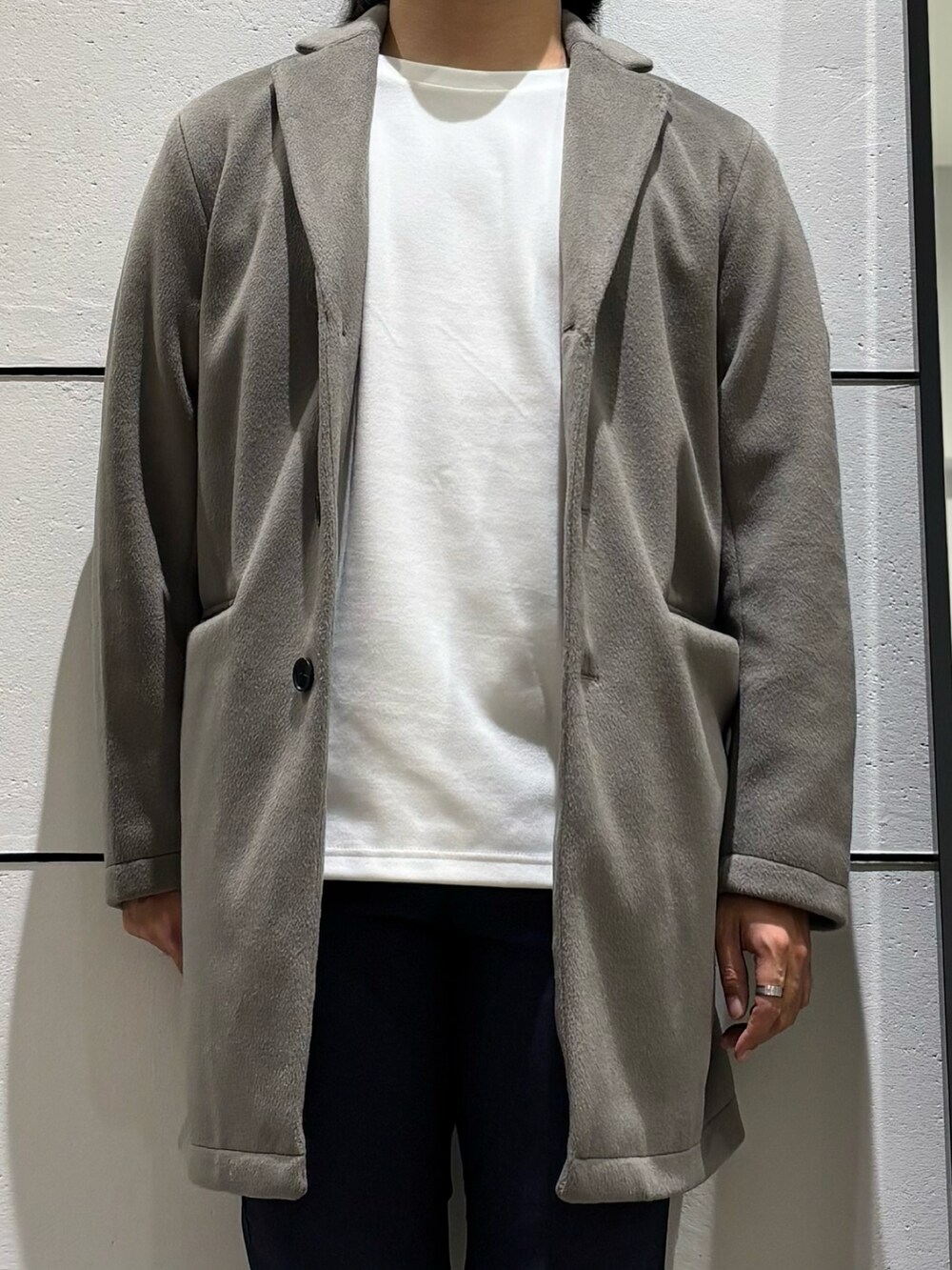 「冬コーデ、冬アウター、アウター、コート、チェスターコート、イージーパンツ、カジュアル、カジュアルコーデ、オトナカジュアル、大人カジュアル、大人コーデ、お出かけコーデ、休日スタイル、コートスタイル、abahouse」｜「ABAHOUSE GRAYの【起毛スムース】パウダーストレッチ クルーネック カットソー（Tシャツ/カットソー、ホワイト系）」を使った、kentaさん（メンズ・165cm）の冬コーディネートの4枚目の写真