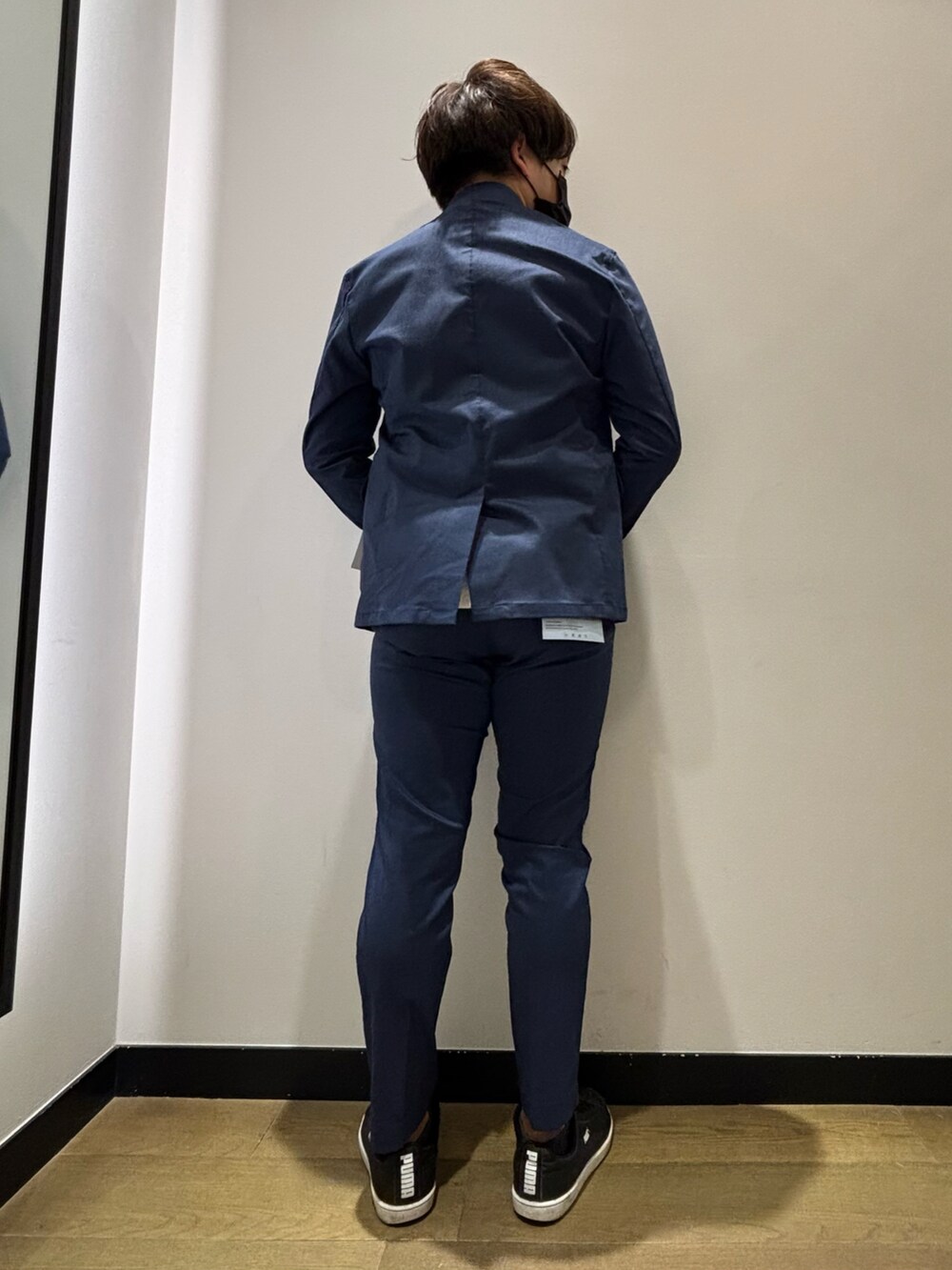 「春コーデ、セットアップ、ジャケット、ジャケットスタイル、Tシャツ、イージーパンツ、スラックス、きれいめカジュアル、キレイめ、オフィスカジュアル、ビジネススタイル、オトナカジュアル、大人カジュアル、大人コーデ、abahouse」｜「ABAHOUSE GRAYのジオメトリックリンクス 長袖Tシャツ（Tシャツ/カットソー、ホワイト系）」を使った、kentaさん（メンズ・165cm）の春コーディネートの2枚目の写真
