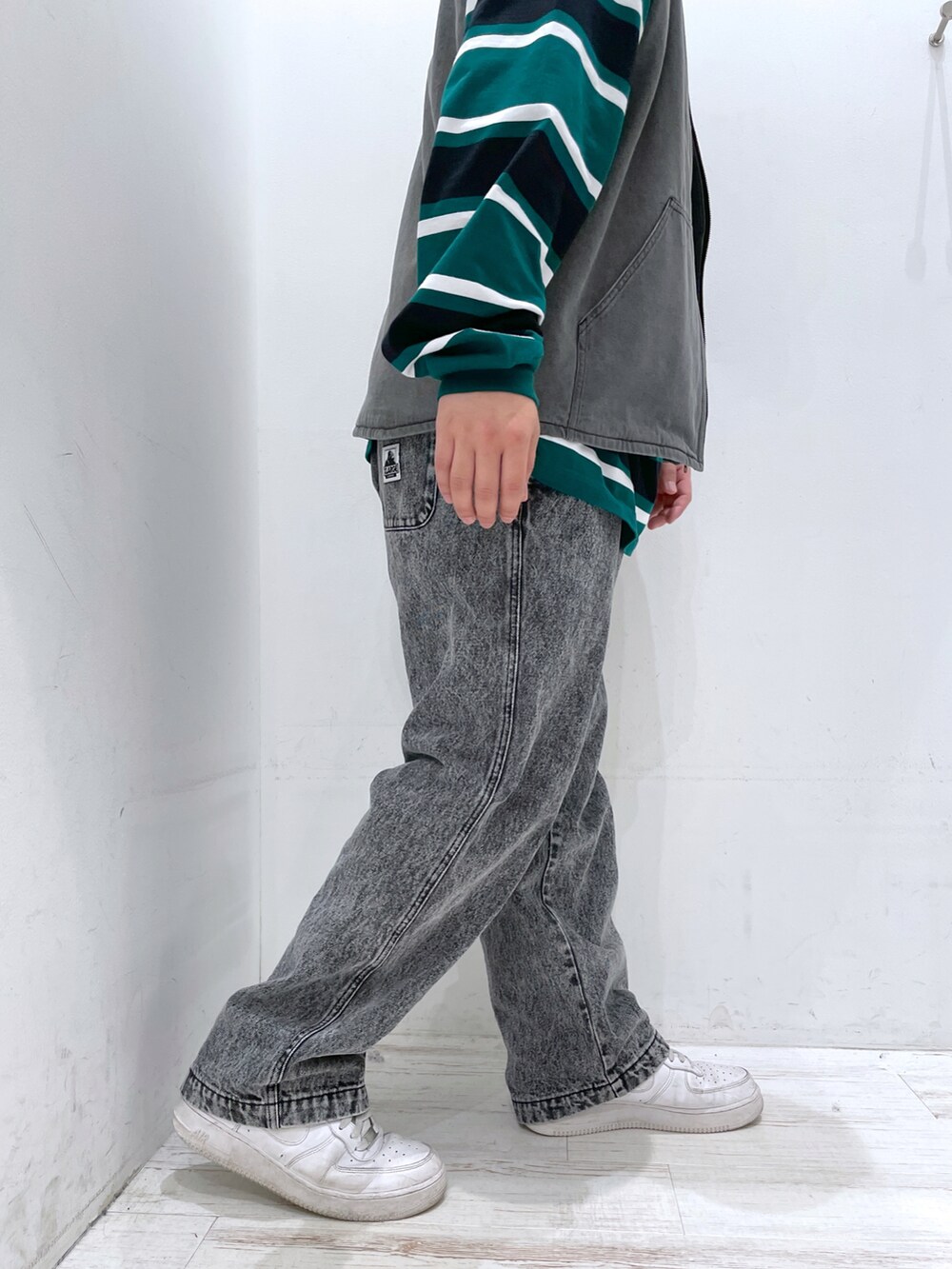 グリーン系のTシャツ/カットソー、ブラック系のその他パンツ、ホワイト系のキャップを着用したメンズの春コーディネートの5枚目の写真