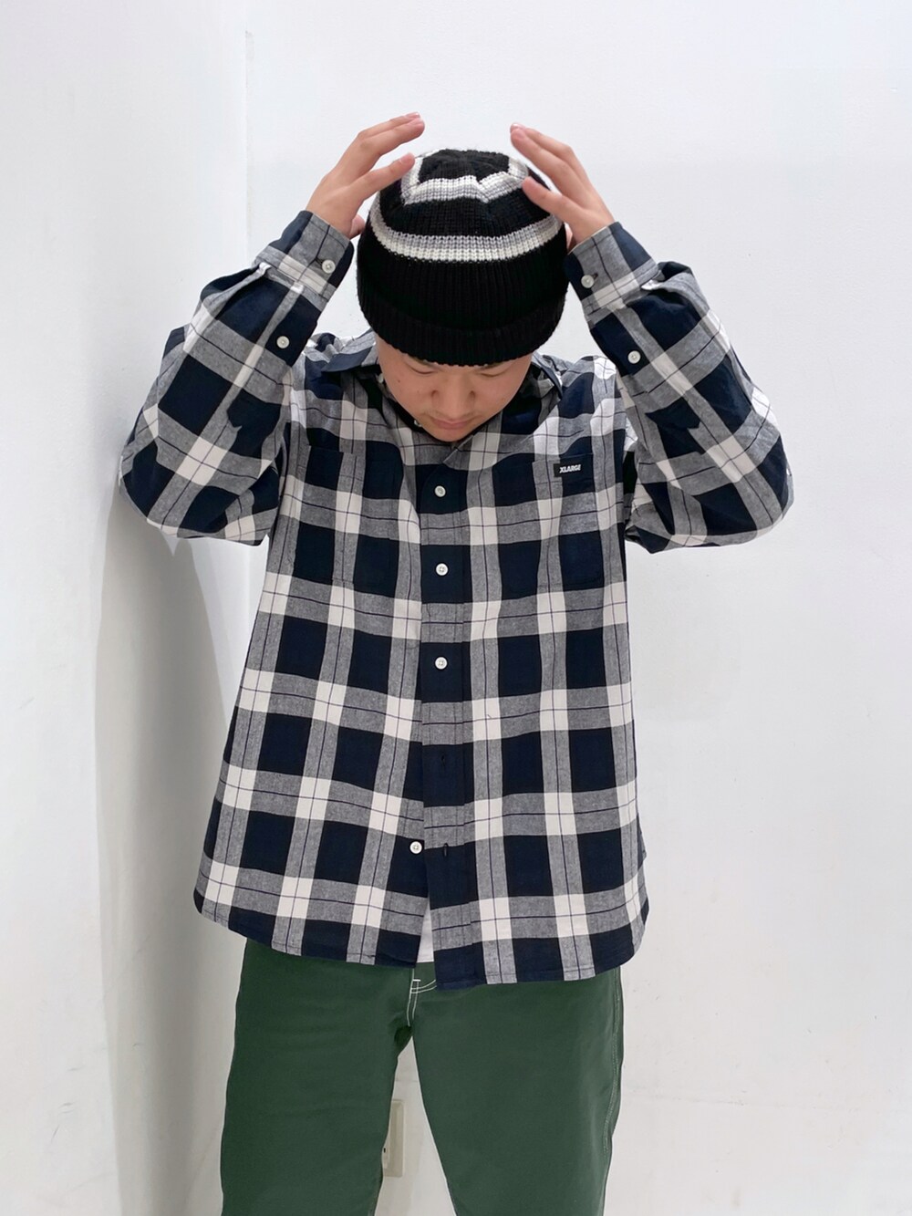 ブラック系のシャツ/ブラウス、グリーン系のその他パンツ、ブラック系のニットキャップ/ビーニーを着用したメンズの春コーディネートの5枚目の写真