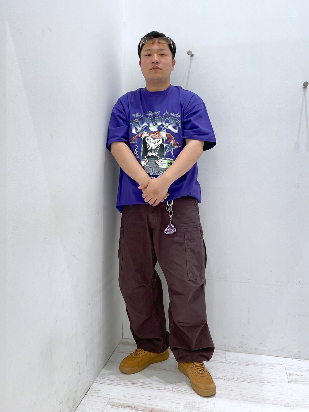 パープル系のTシャツ/カットソー、ブラウン系のカーゴパンツ、ブラウン系のサングラスを着用したメンズの夏コーディネートの2枚目の写真