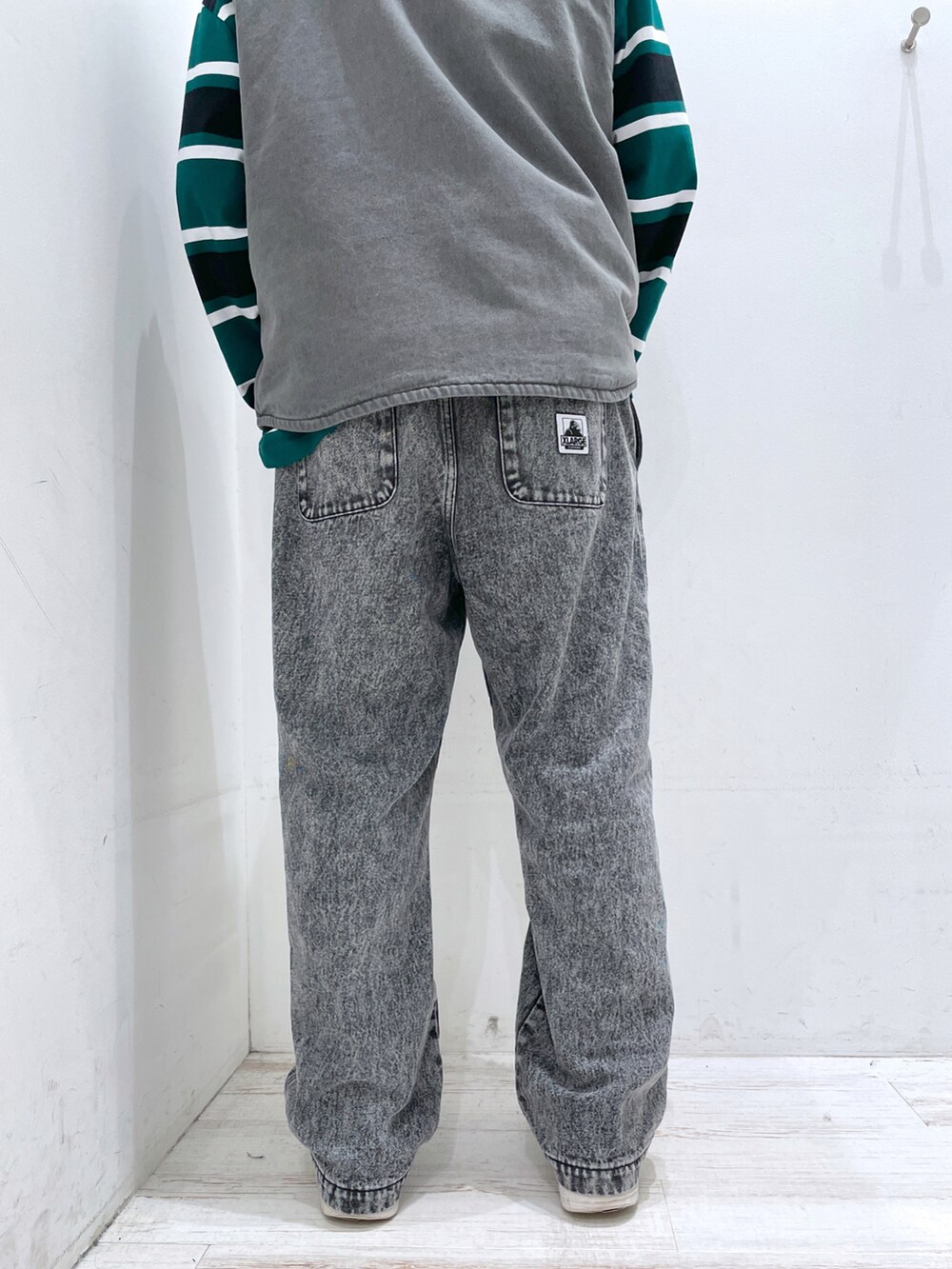 グリーン系のTシャツ/カットソー、ブラック系のその他パンツ、ホワイト系のキャップを着用したメンズの春コーディネートの4枚目の写真