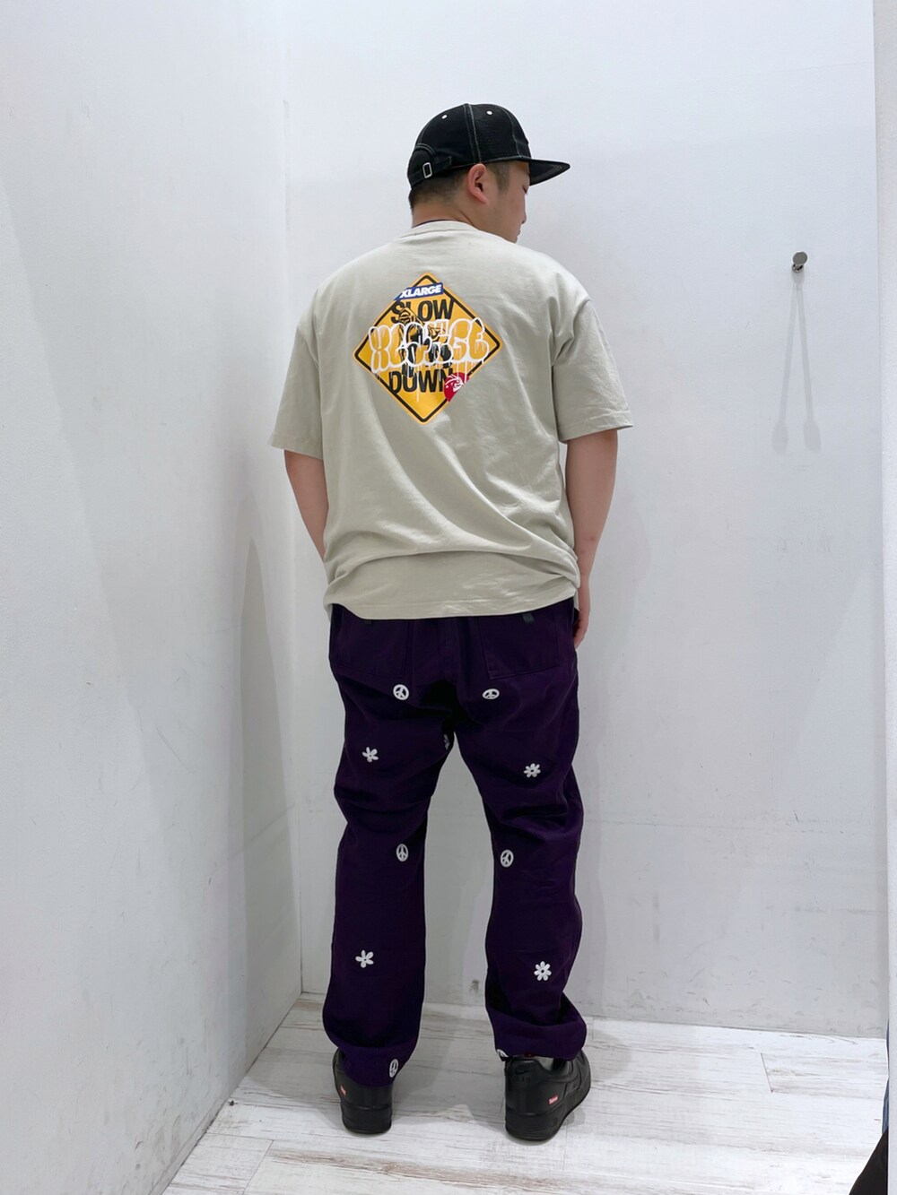 ベージュ系のTシャツ/カットソー、ブラック系のその他パンツ、ブラック系のキャップを着用したメンズの春コーディネートの3枚目の写真