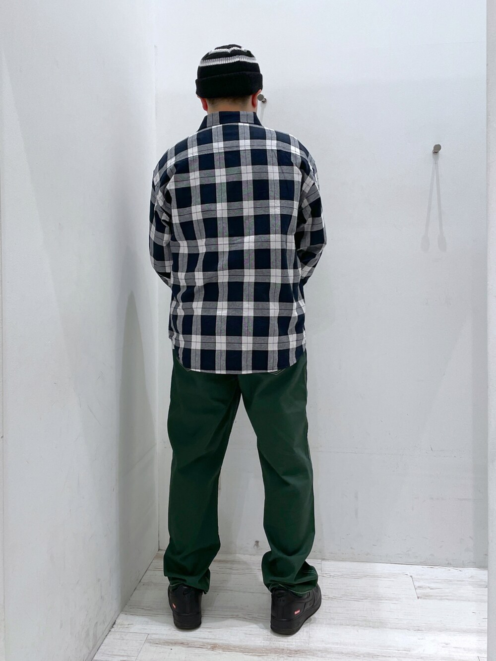 ブラック系のシャツ/ブラウス、グリーン系のその他パンツ、ブラック系のニットキャップ/ビーニーを着用したメンズの春コーディネートの4枚目の写真