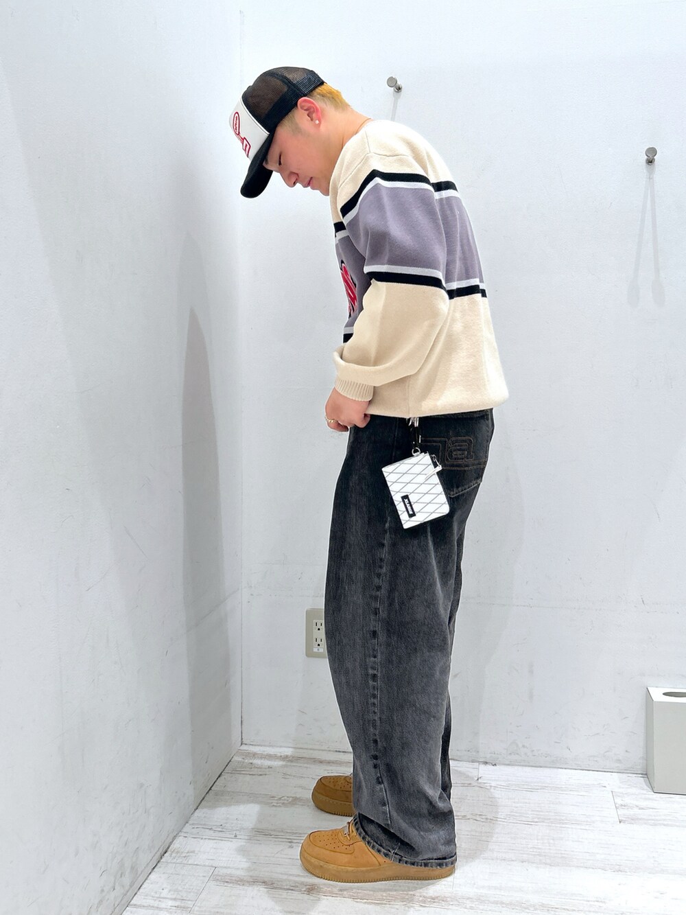 ベージュ系のニット/セーターを着用したメンズの冬コーディネートの2枚目の写真