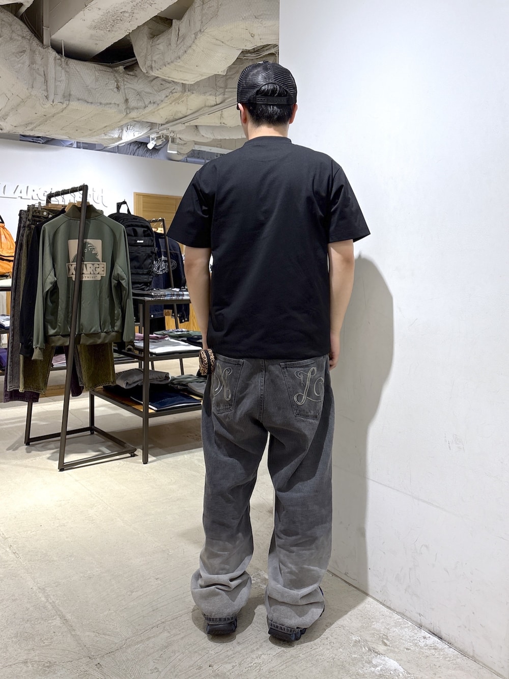 その他のTシャツ/カットソー、ブラック系のデニムパンツ、ブルー系のベルトを着用したメンズの春コーディネートの2枚目の写真