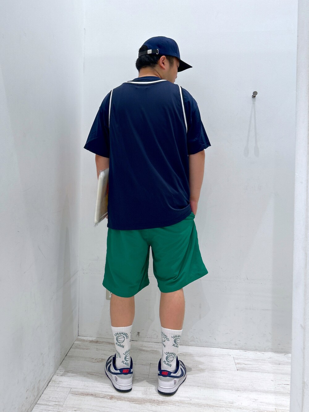 ブルー系のTシャツ/カットソー、ブラウン系のキャップを着用したメンズの夏コーディネートの4枚目の写真