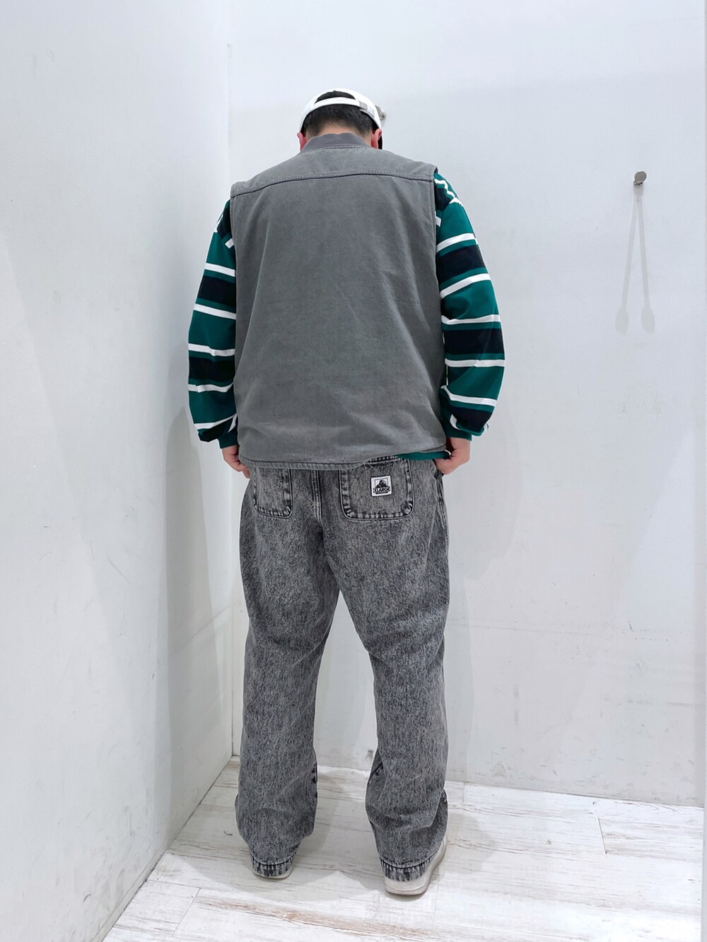 グリーン系のTシャツ/カットソー、ブラック系のその他パンツ、ホワイト系のキャップを着用したメンズの春コーディネートの3枚目の写真