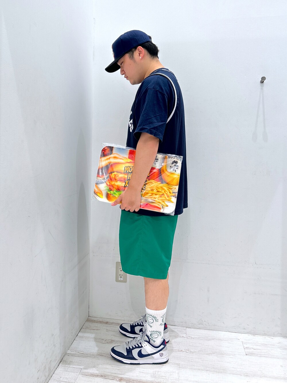 ブルー系のTシャツ/カットソー、ブラウン系のキャップを着用したメンズの夏コーディネートの3枚目の写真