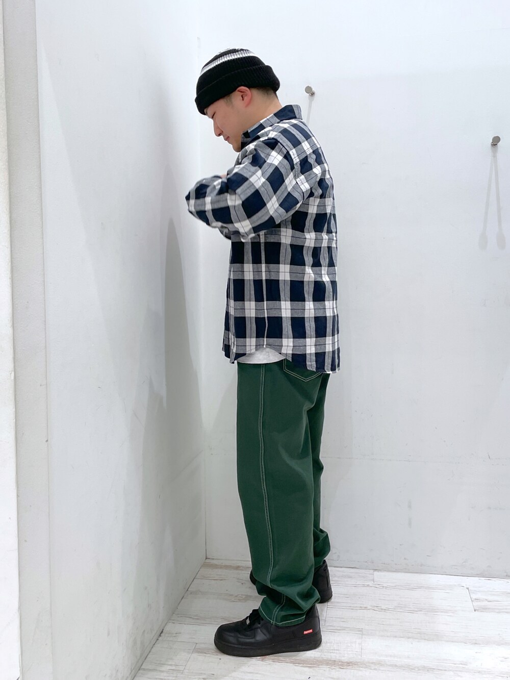 ブラック系のシャツ/ブラウス、グリーン系のその他パンツ、ブラック系のニットキャップ/ビーニーを着用したメンズの春コーディネートの2枚目の写真