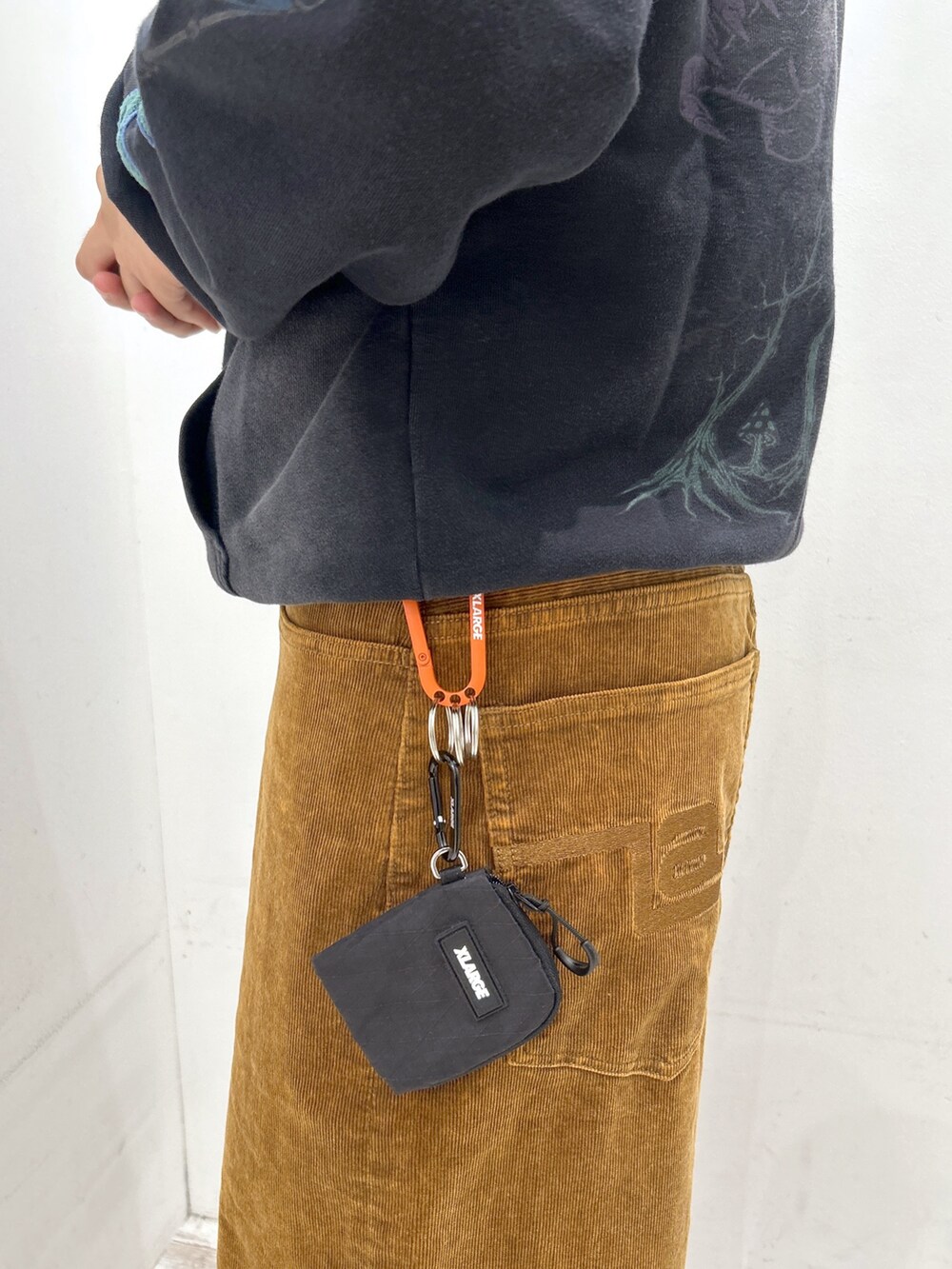 ブラウン系のパーカー、ブラウン系のその他パンツ、グレー系のニットキャップ/ビーニーを着用したメンズの秋コーディネートの5枚目の写真