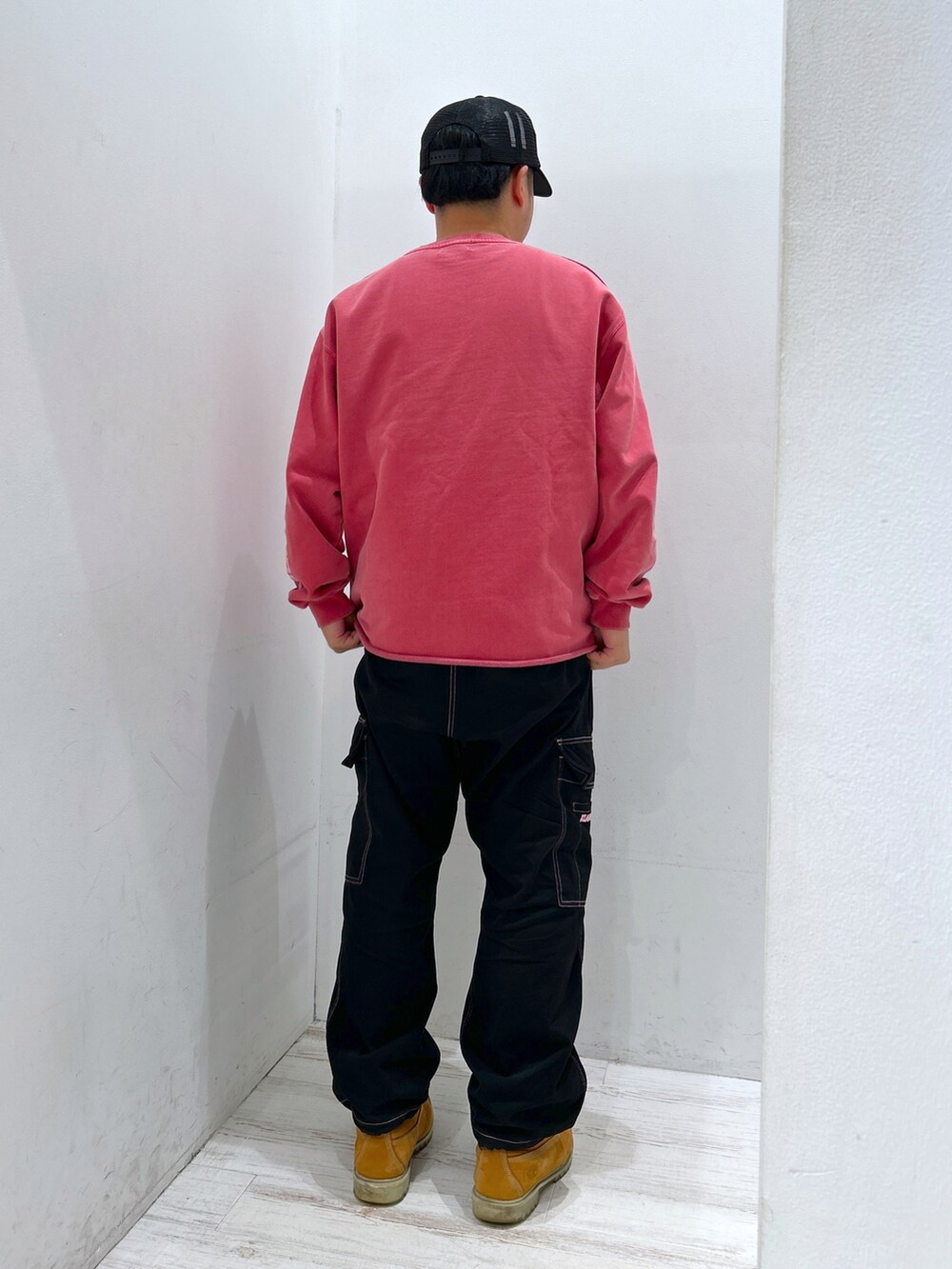 ピンク系のスウェットを着用したメンズの秋コーディネートの3枚目の写真