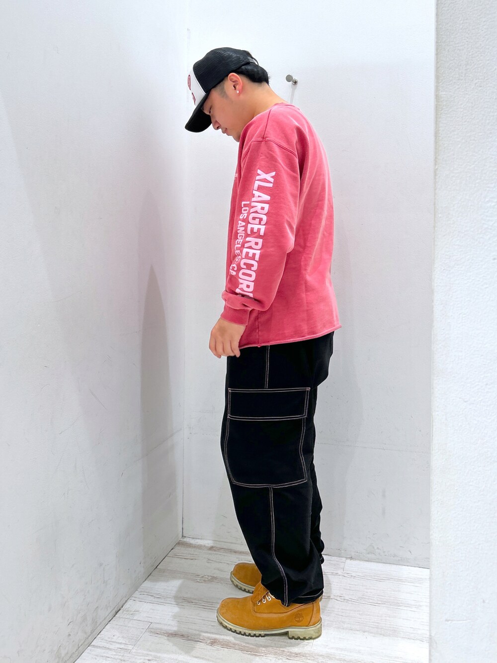 ピンク系のスウェットを着用したメンズの秋コーディネートの2枚目の写真