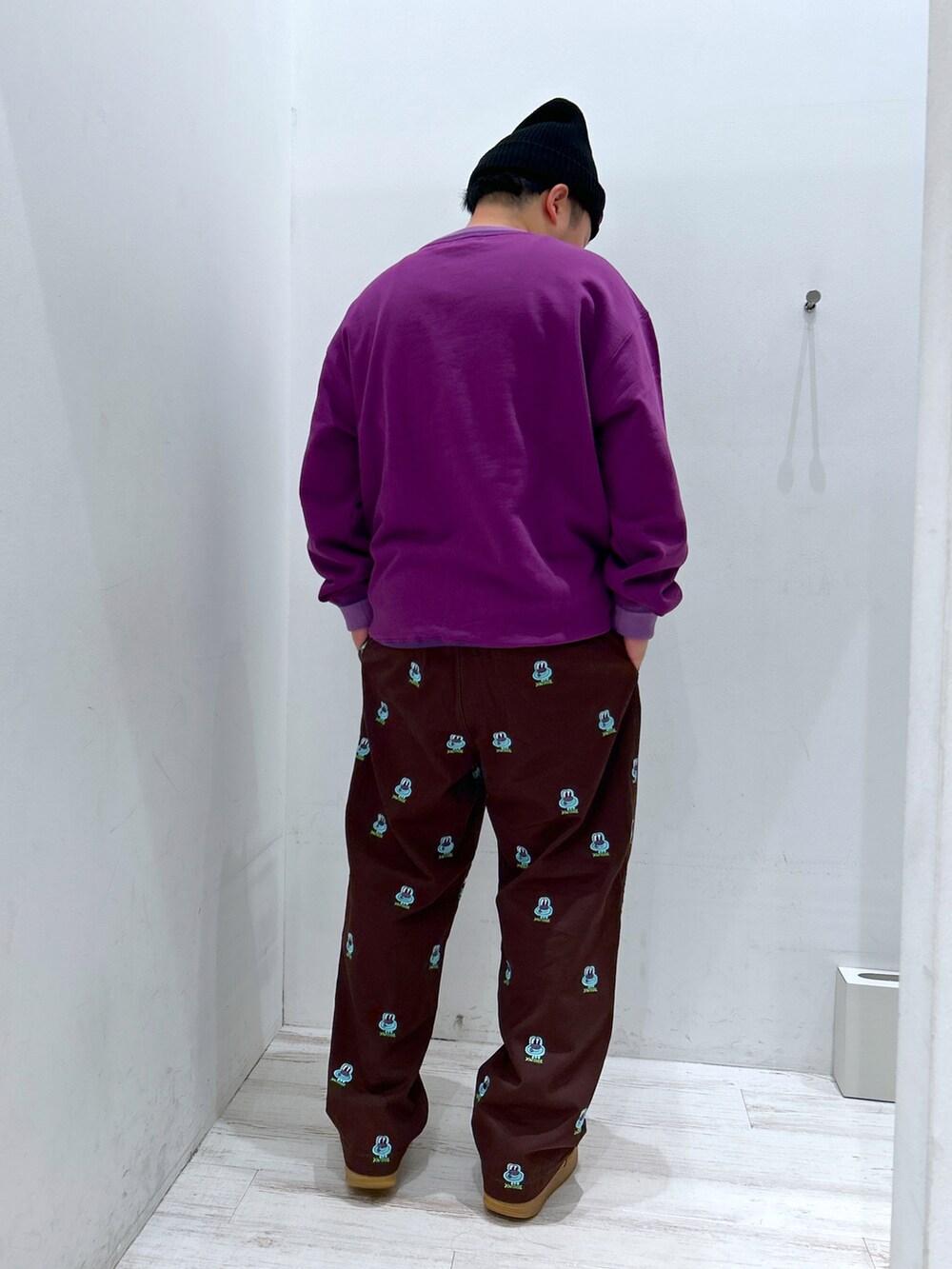 パープル系のスウェットを着用したメンズの秋コーディネートの3枚目の写真