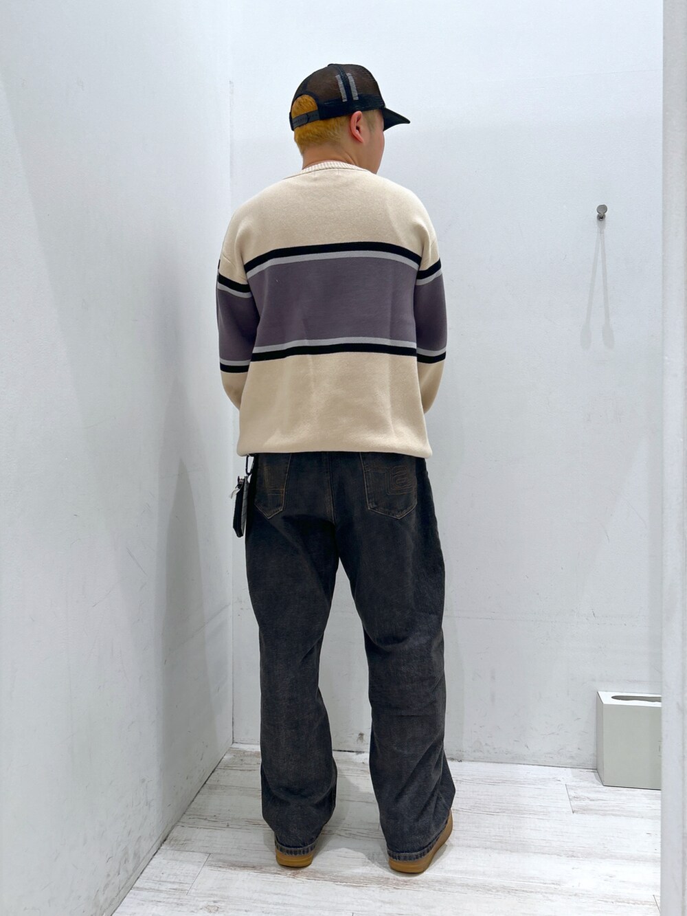 ベージュ系のニット/セーターを着用したメンズの冬コーディネートの3枚目の写真