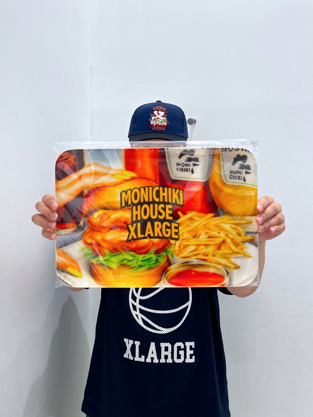 ブルー系のTシャツ/カットソー、ブラウン系のキャップを着用したメンズの夏コーディネートの5枚目の写真