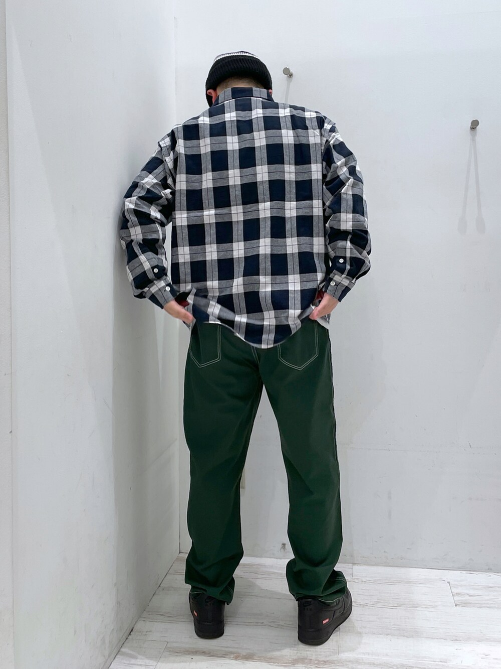 ブラック系のシャツ/ブラウス、グリーン系のその他パンツ、ブラック系のニットキャップ/ビーニーを着用したメンズの春コーディネートの3枚目の写真