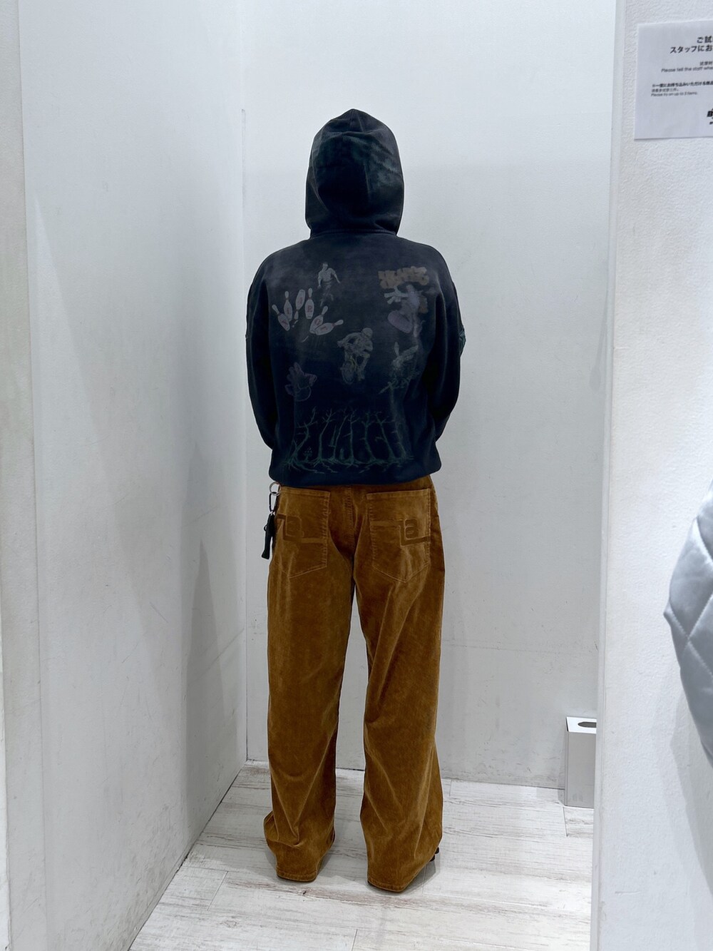 ブラウン系のパーカー、ブラウン系のその他パンツ、グレー系のニットキャップ/ビーニーを着用したメンズの秋コーディネートの3枚目の写真