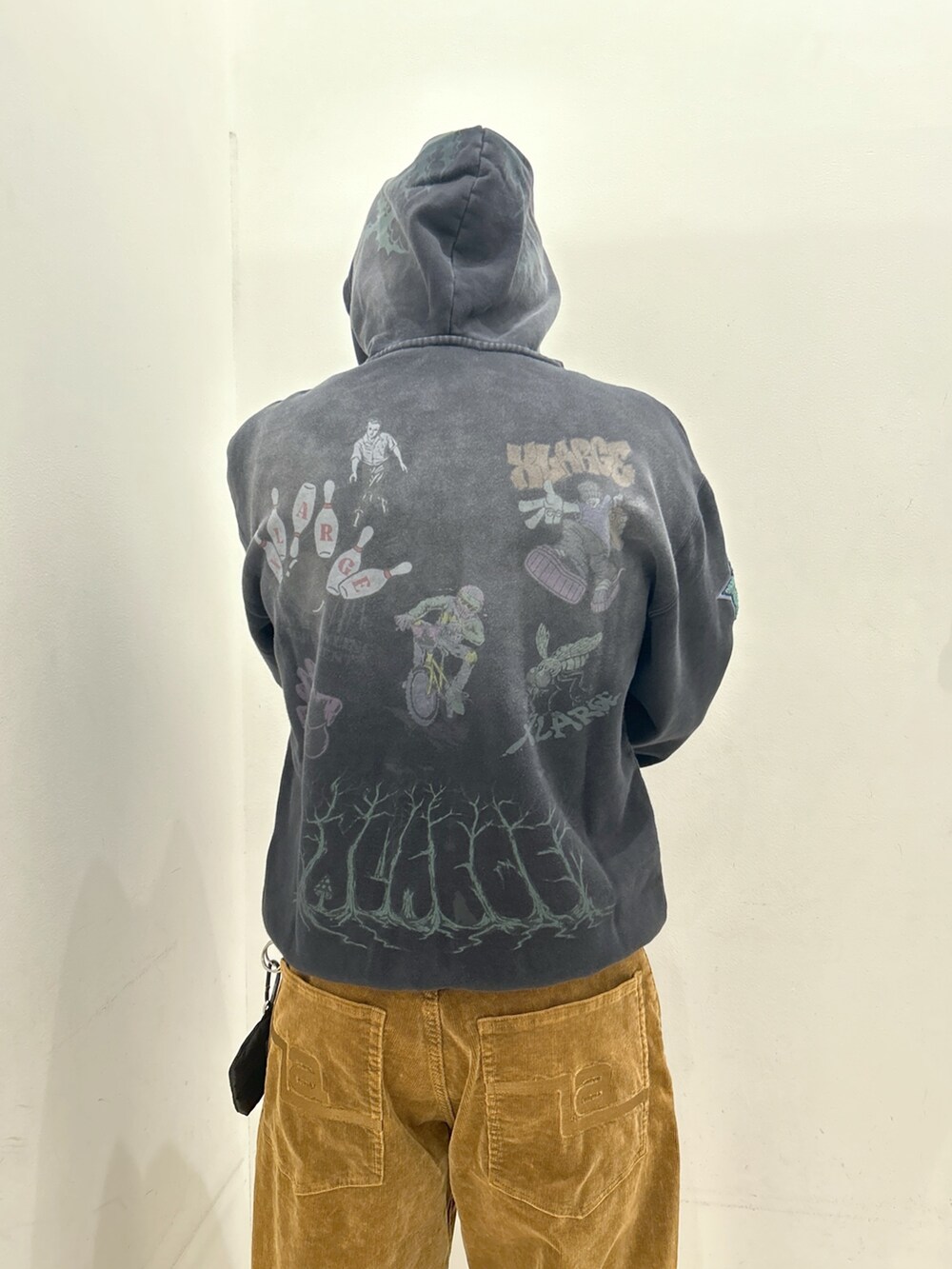 ブラウン系のパーカー、ブラウン系のその他パンツ、グレー系のニットキャップ/ビーニーを着用したメンズの秋コーディネートの4枚目の写真