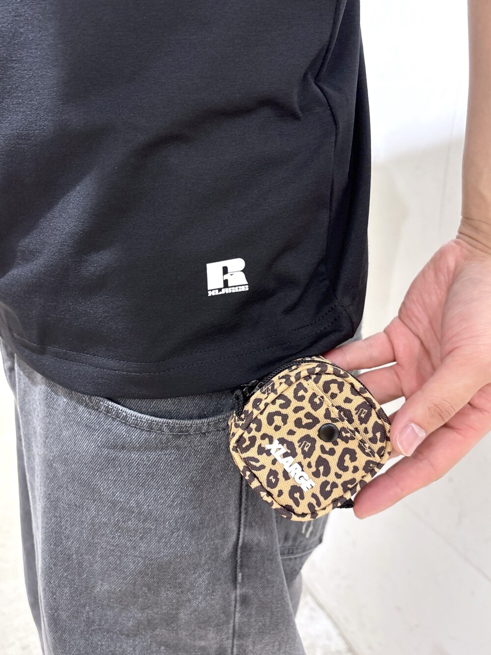 その他のTシャツ/カットソー、ブラック系のデニムパンツ、ブルー系のベルトを着用したメンズの春コーディネートの3枚目の写真
