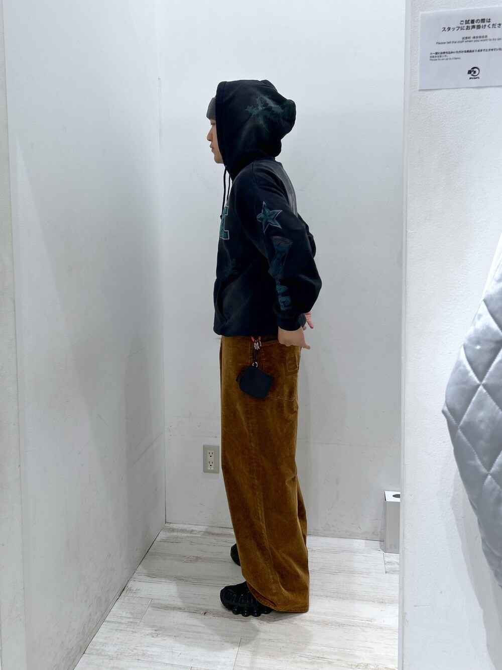 ブラウン系のパーカー、ブラウン系のその他パンツ、グレー系のニットキャップ/ビーニーを着用したメンズの秋コーディネートの2枚目の写真