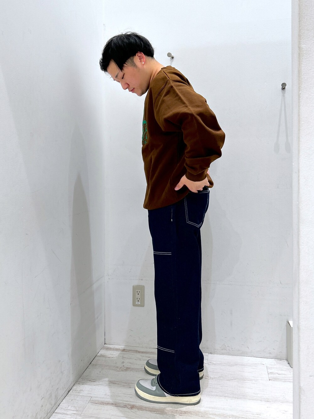 ブラウン系のスウェットを着用したメンズの秋コーディネートの2枚目の写真