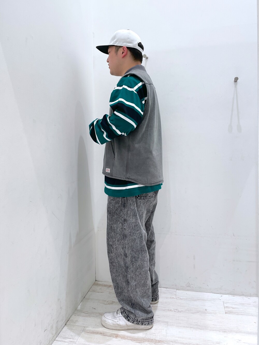 グリーン系のTシャツ/カットソー、ブラック系のその他パンツ、ホワイト系のキャップを着用したメンズの春コーディネートの2枚目の写真