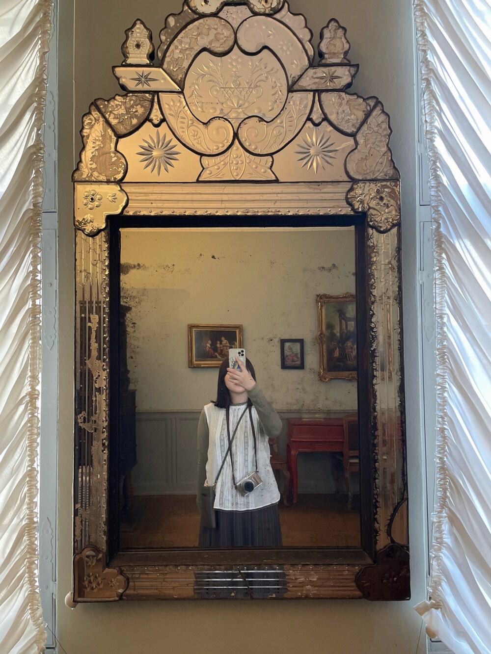 グリーン系のスカート、グリーン系のニット/セーター、ブラック系のバレエシューズを着用したレディースの冬コーディネートの2枚目の写真