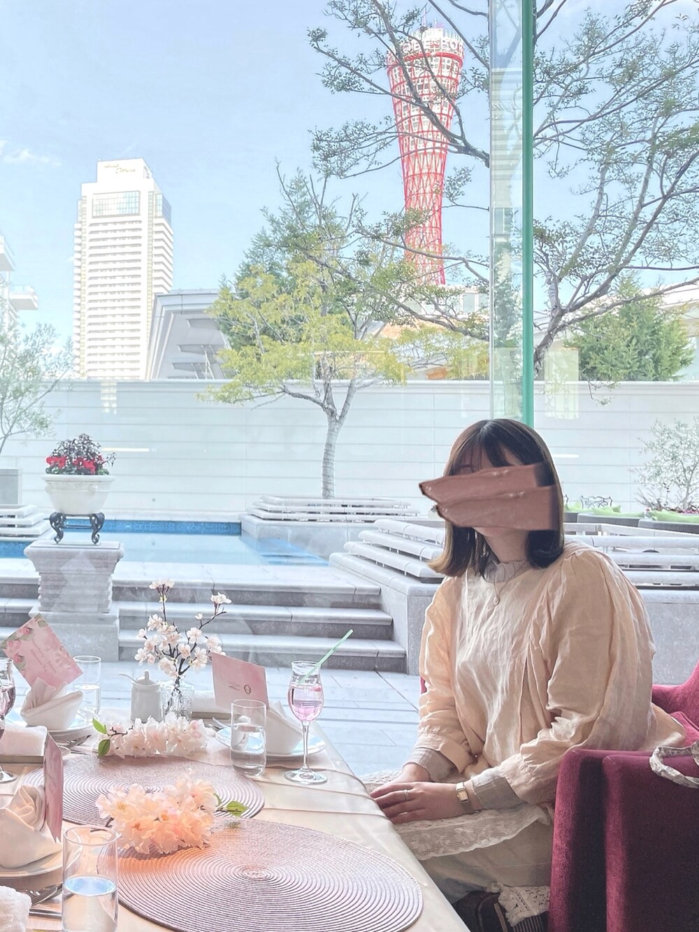 パープル系のトートバッグ、ホワイト系のスカートを着用したレディースの春コーディネートの2枚目の写真