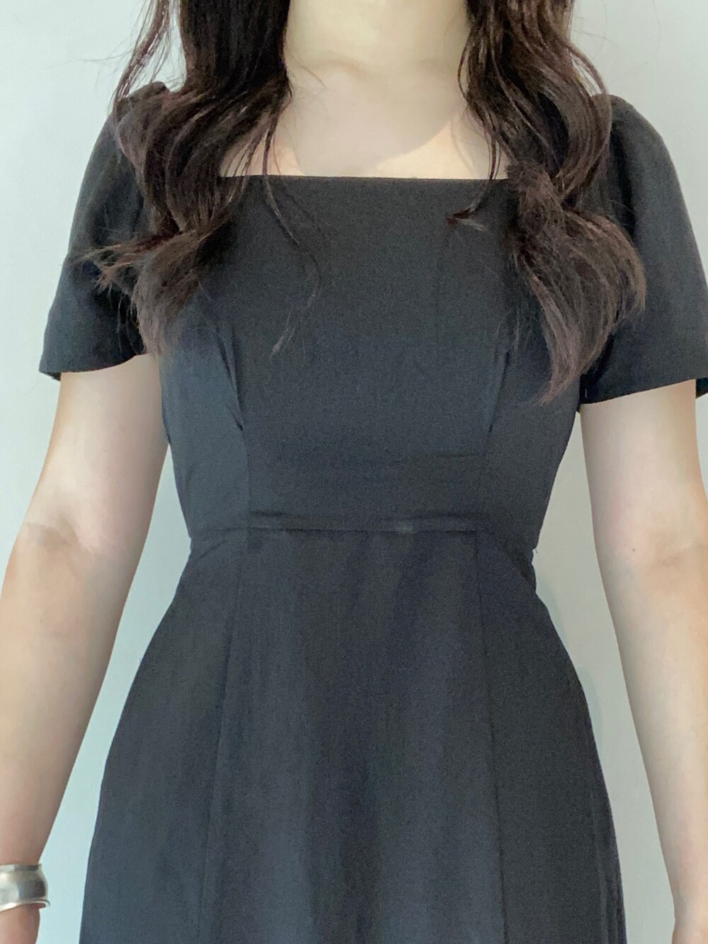 ブラック系のワンピース、ブラック系のサンダル、ブラック系のハンドバッグを着用したレディースの夏コーディネートの4枚目の写真