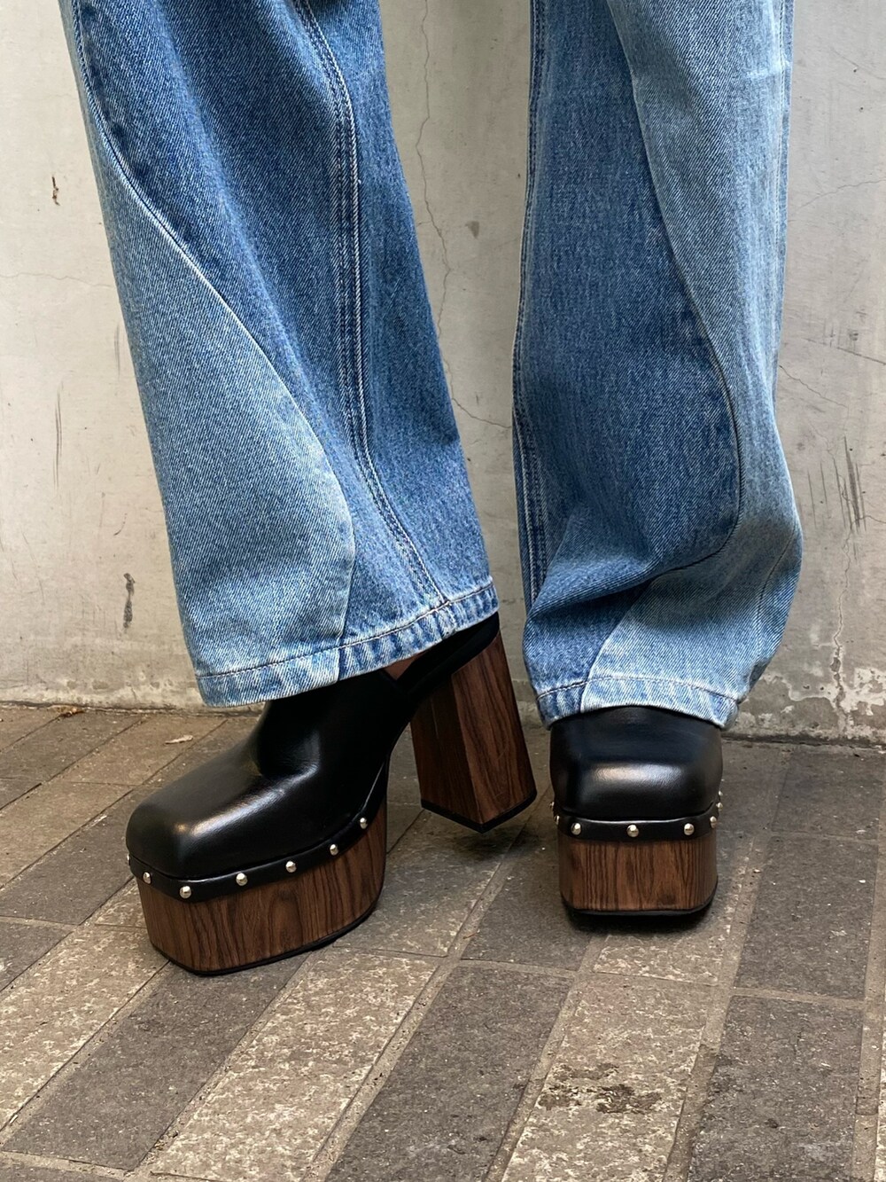 ホワイト系のTシャツ/カットソー、ブルー系のデニムパンツ、ブラック系のサンダルを着用したレディースの夏コーディネートの7枚目の写真