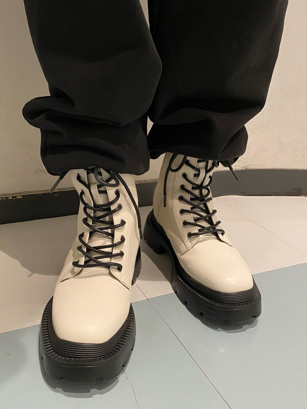 ブラック系のスウェット、ブラック系のスウェットパンツ、ホワイト系のブーツを着用したレディースの冬コーディネートの2枚目の写真