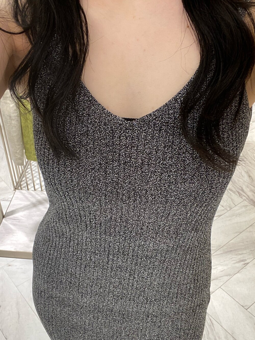 ホワイト系のTシャツ/カットソー、ブラック系のショルダーバッグ、ブラック系のワンピースを着用したレディースの春コーディネートの5枚目の写真