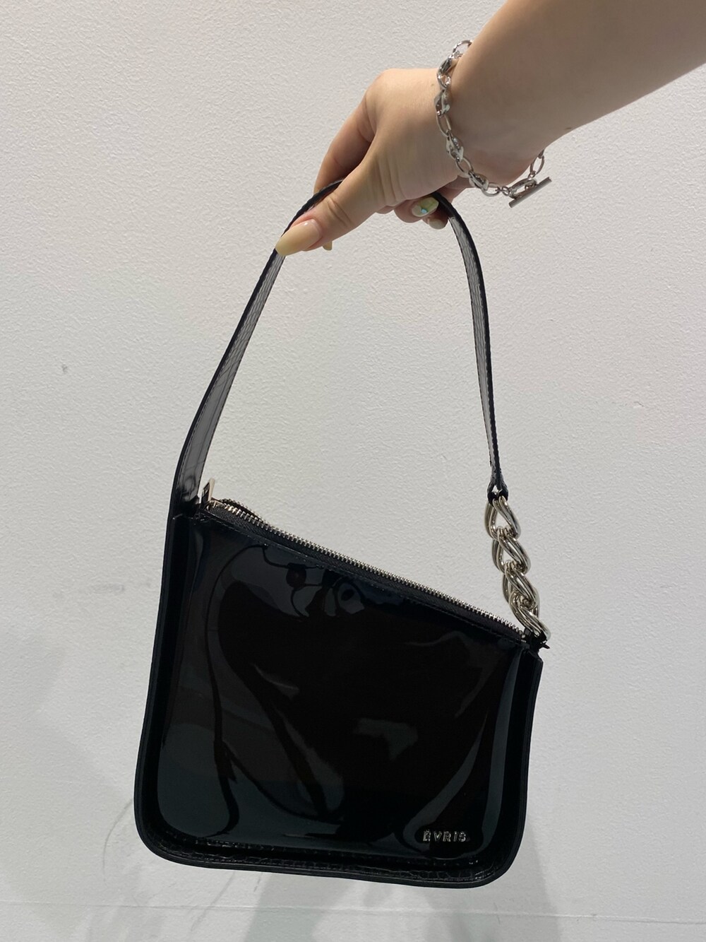 ホワイト系のシャツ/ブラウス、ブラック系のその他パンツ、ホワイト系のスニーカーを着用したレディースの夏コーディネートの7枚目の写真