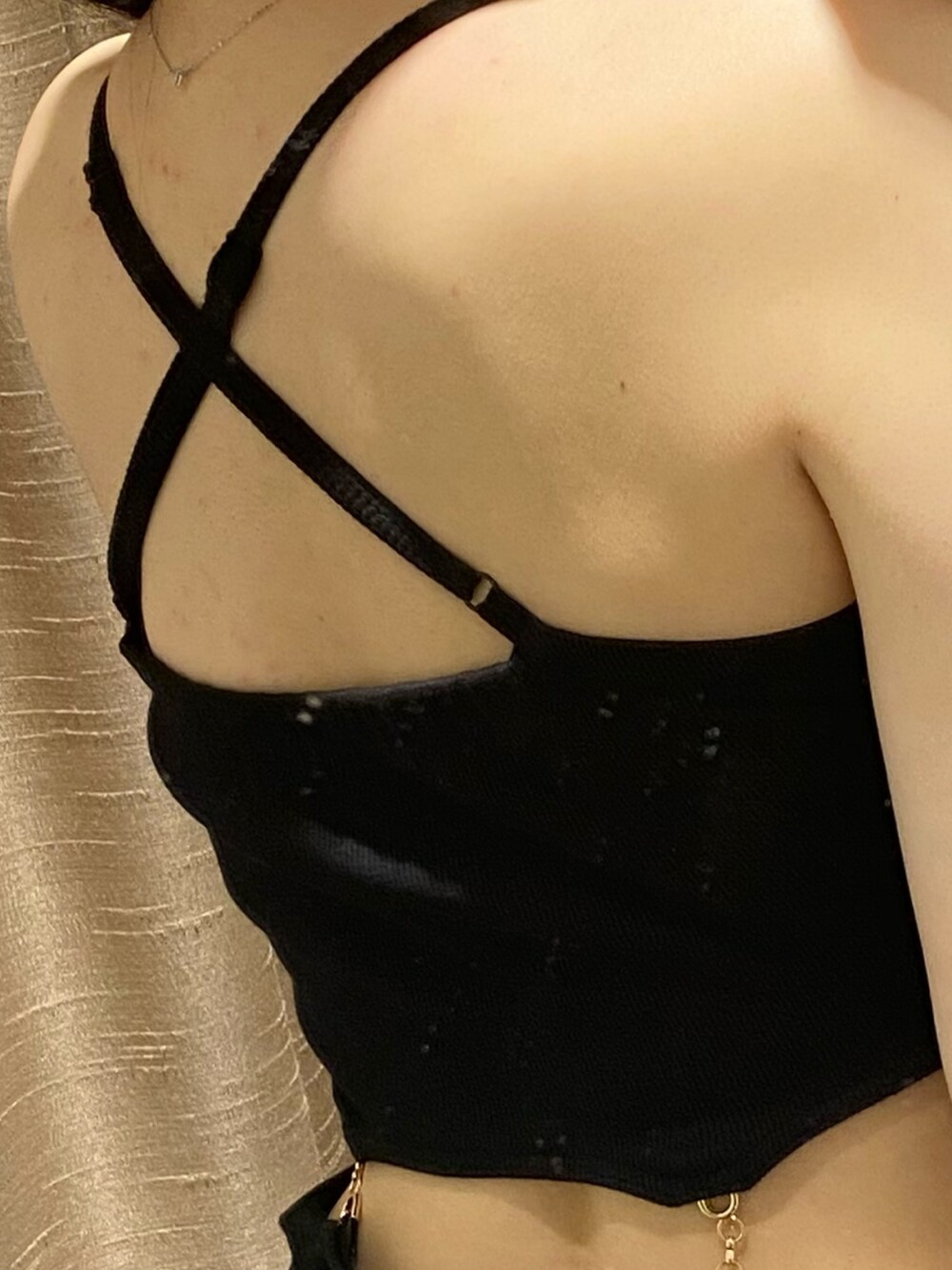 ブラック系のワンピース、ブラック系のサンダル、ブラック系のショルダーバッグを着用したレディースの夏コーディネートの5枚目の写真