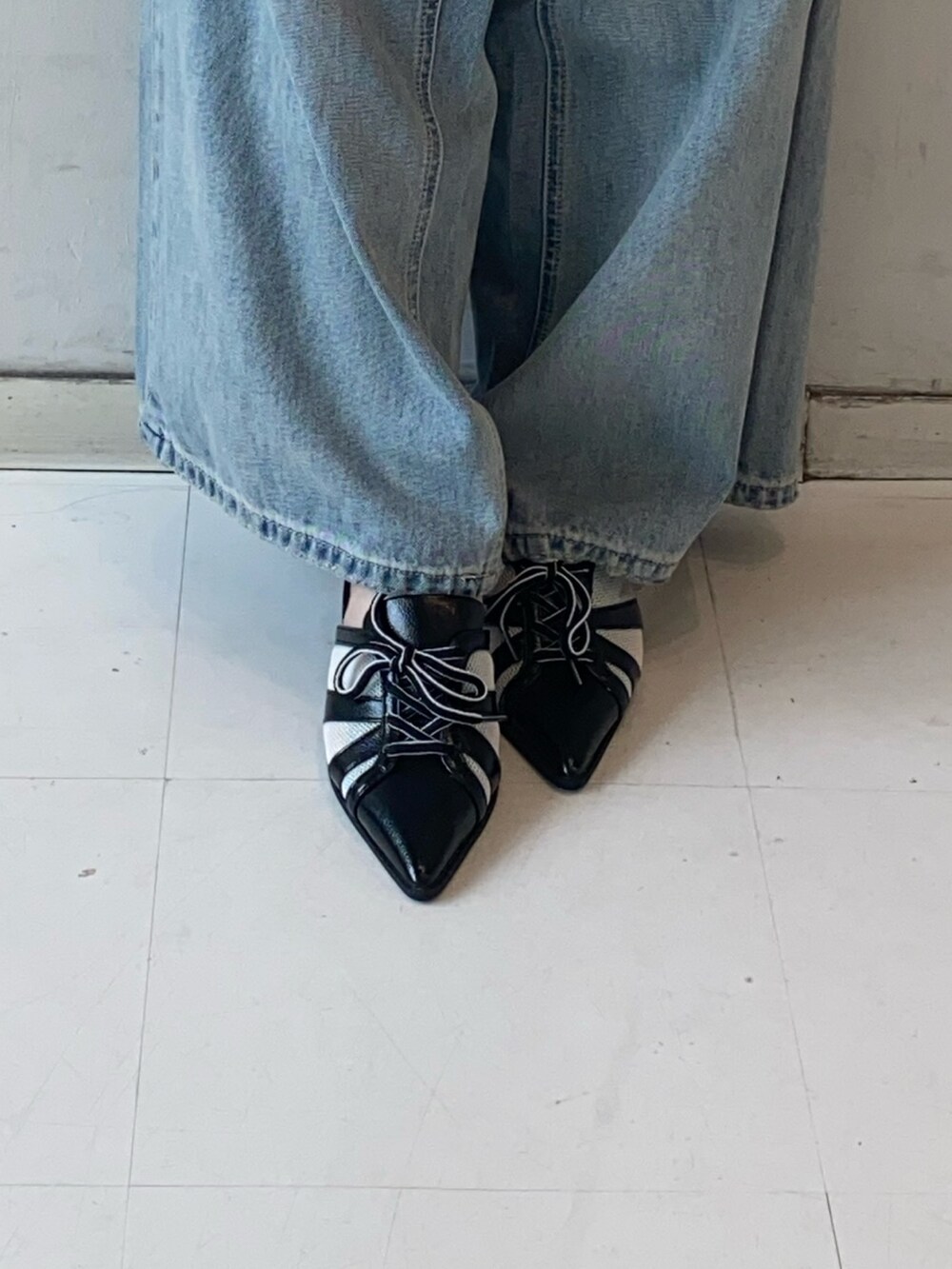 その他のシャツ/ブラウス、ブルー系のデニムパンツ、ブラック系のサンダルを着用したレディースの春コーディネートの5枚目の写真