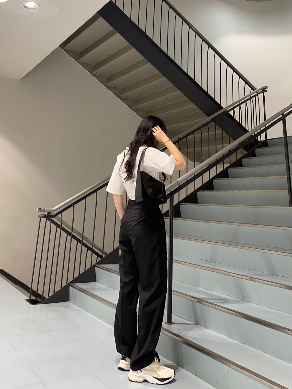 ホワイト系のシャツ/ブラウス、ブラック系のその他パンツ、ホワイト系のスニーカーを着用したレディースの夏コーディネートの2枚目の写真