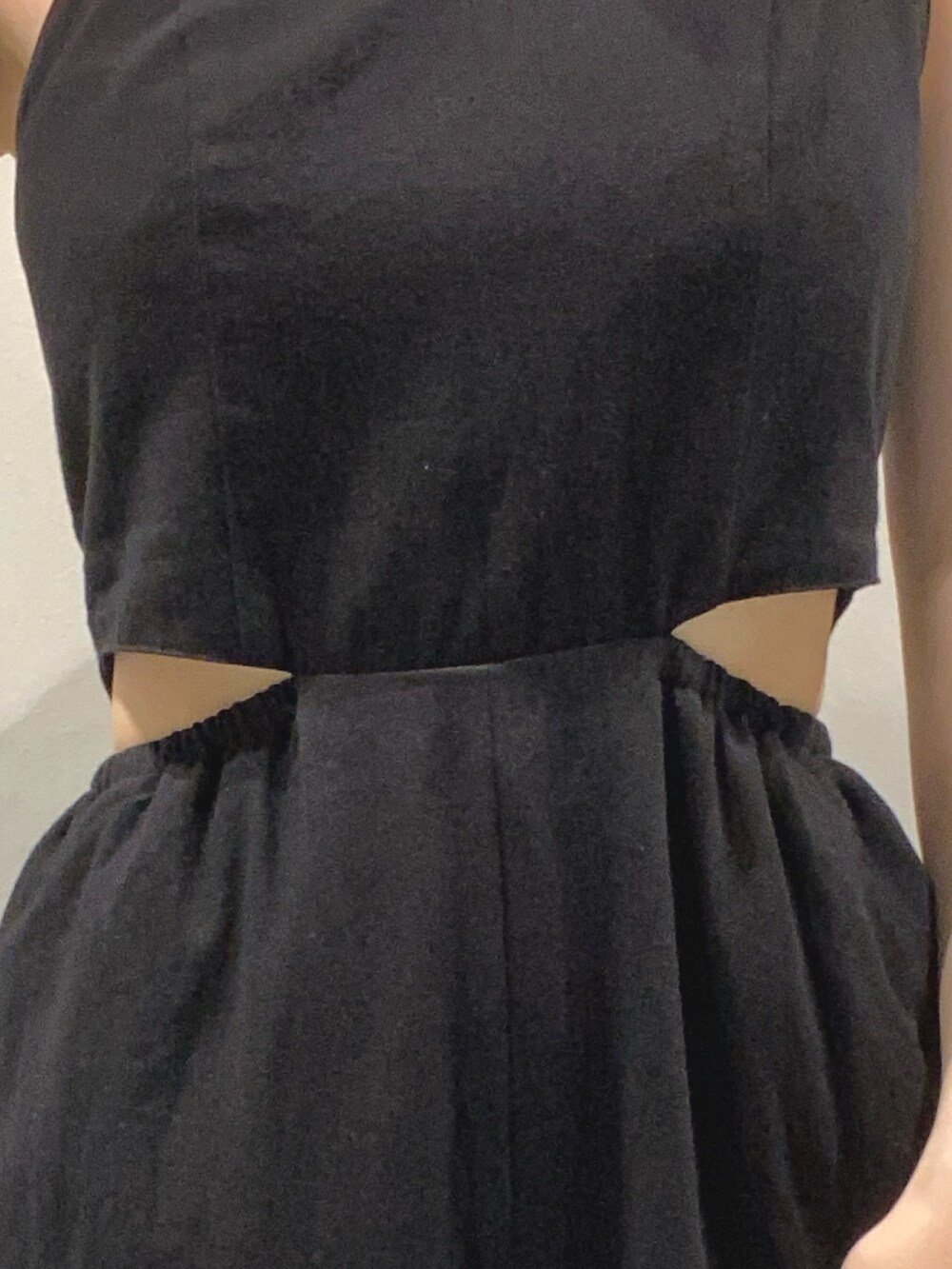 ブラック系のつなぎ/オールインワン、グリーン系のサンダル、ブルー系のショルダーバッグを着用したレディースの春コーディネートの4枚目の写真