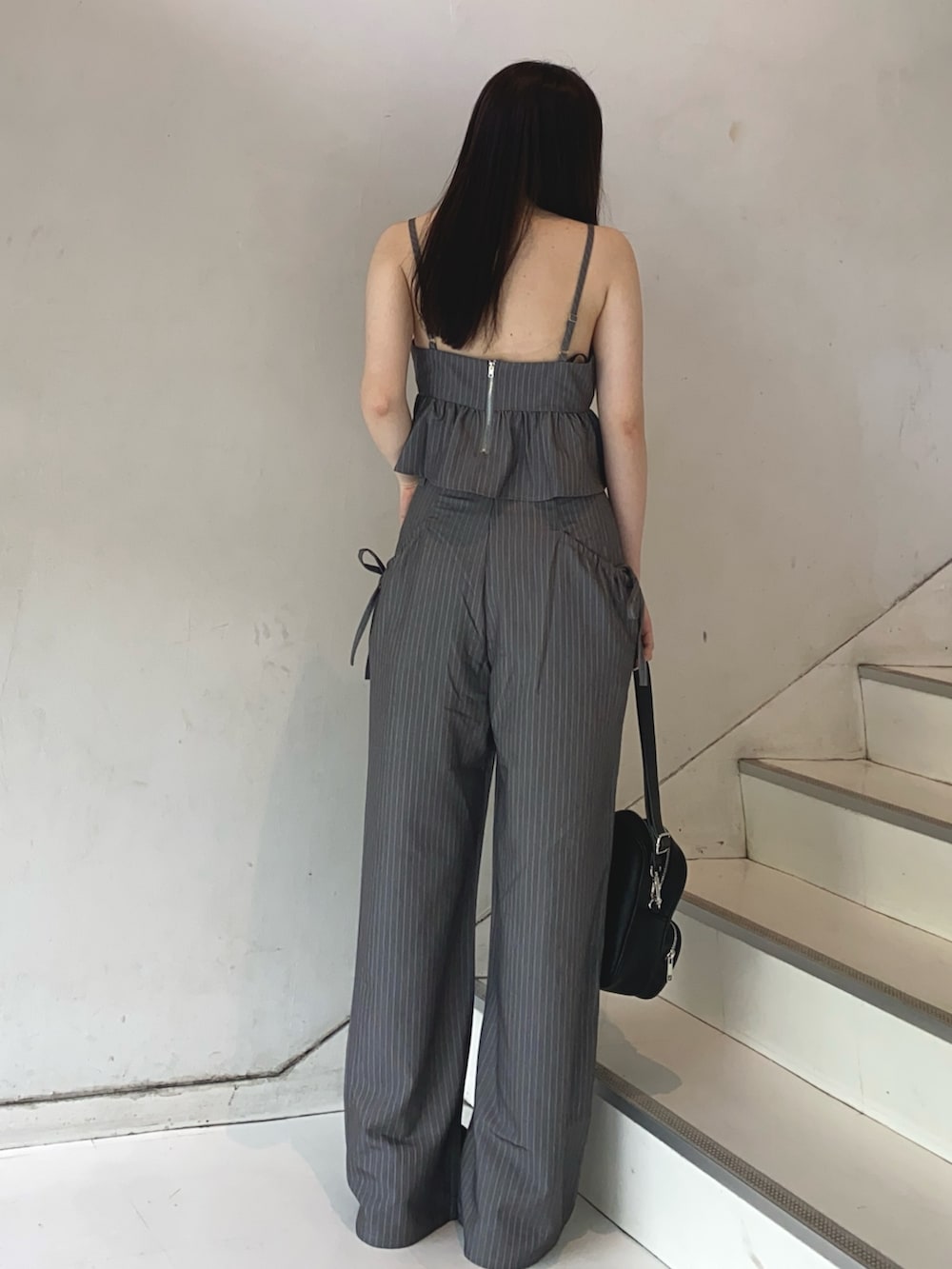 ホワイト系のスニーカー、グレー系のその他パンツ、グレー系のキャミソールを着用したレディースの夏コーディネートの3枚目の写真