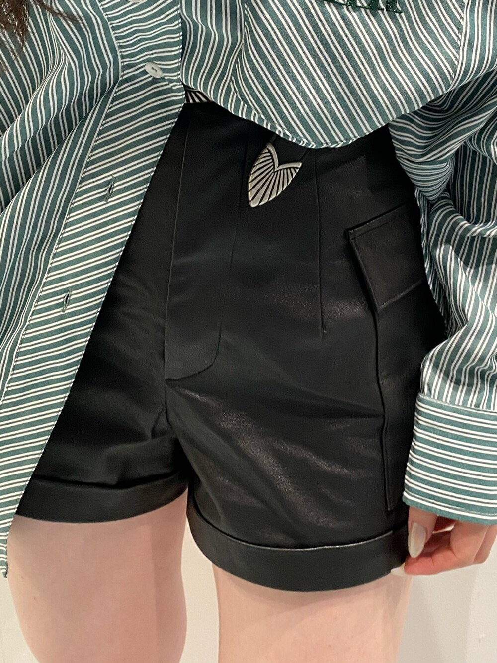 グリーン系のシャツ/ブラウス、ブラック系のサンダル、ブラック系のその他パンツを着用したレディースの春コーディネートの6枚目の写真