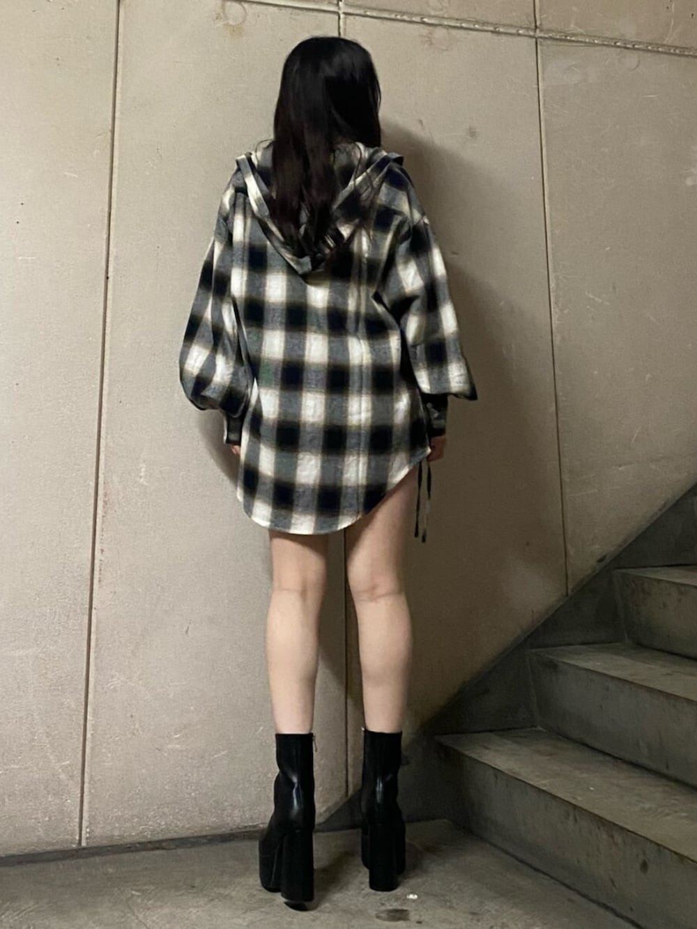 ブラック系のブーツ、ホワイト系のTシャツ/カットソー、ブラック系のシャツ/ブラウスを着用したレディースの秋コーディネートの3枚目の写真