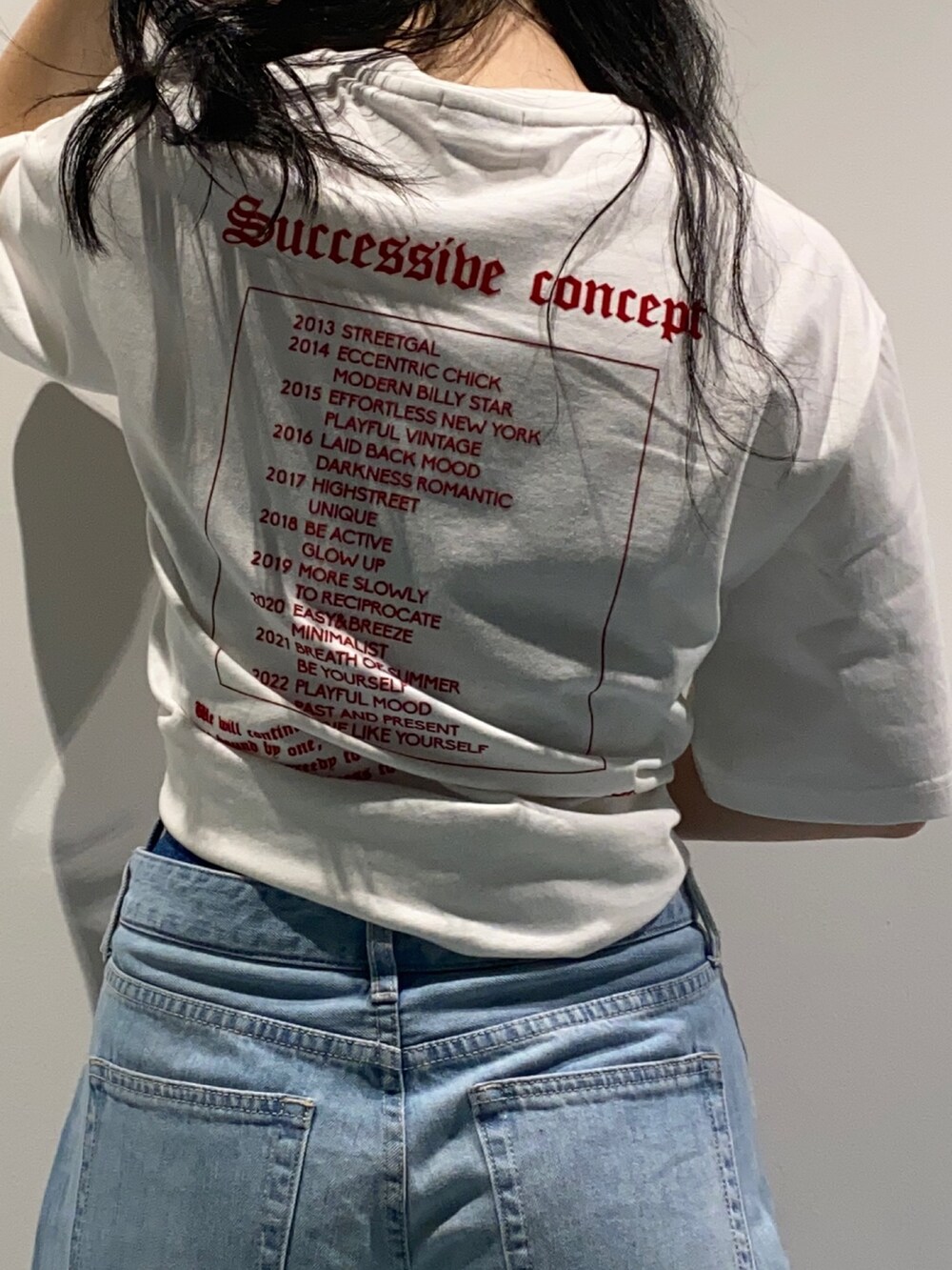 ホワイト系のTシャツ/カットソー、ブルー系のデニムパンツ、ブラック系のサンダルを着用したレディースの夏コーディネートの5枚目の写真