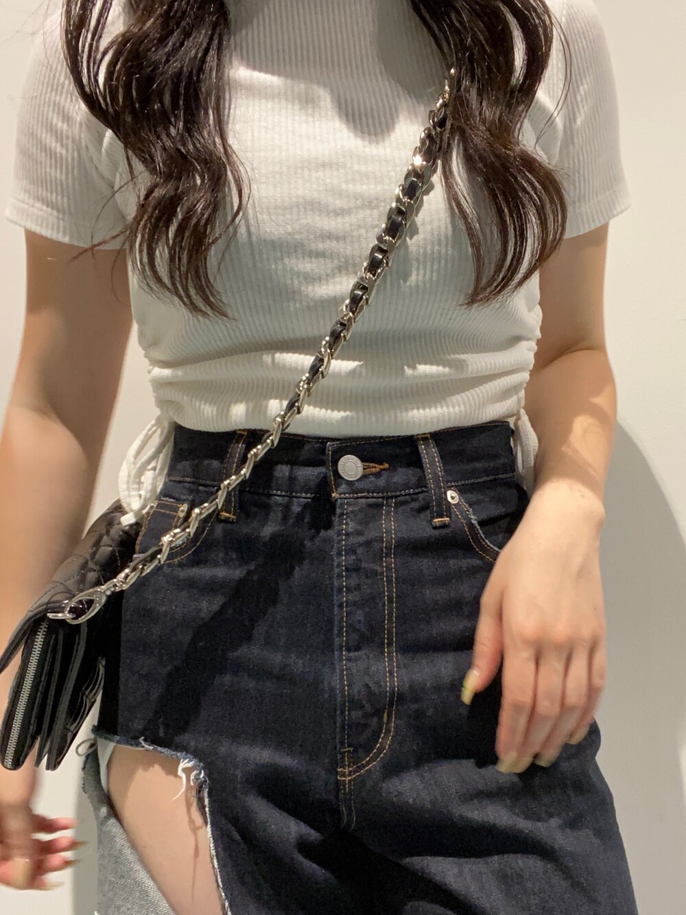 ホワイト系のTシャツ/カットソー、ブラック系のショルダーバッグ、ブルー系のデニムパンツを着用したレディースの夏コーディネートの3枚目の写真